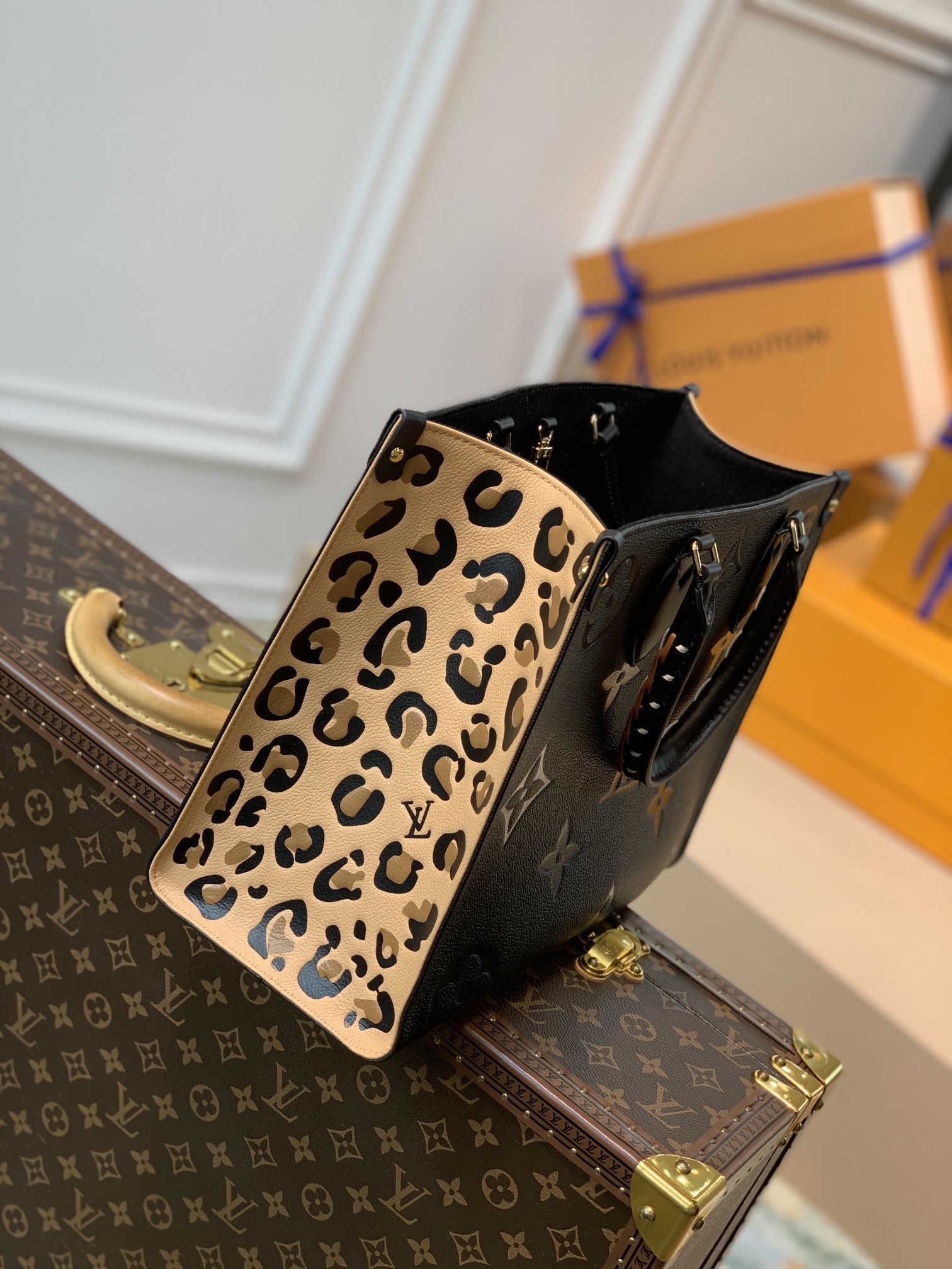 l0*is V*t0n small onthego handbag-35*28*15cm
