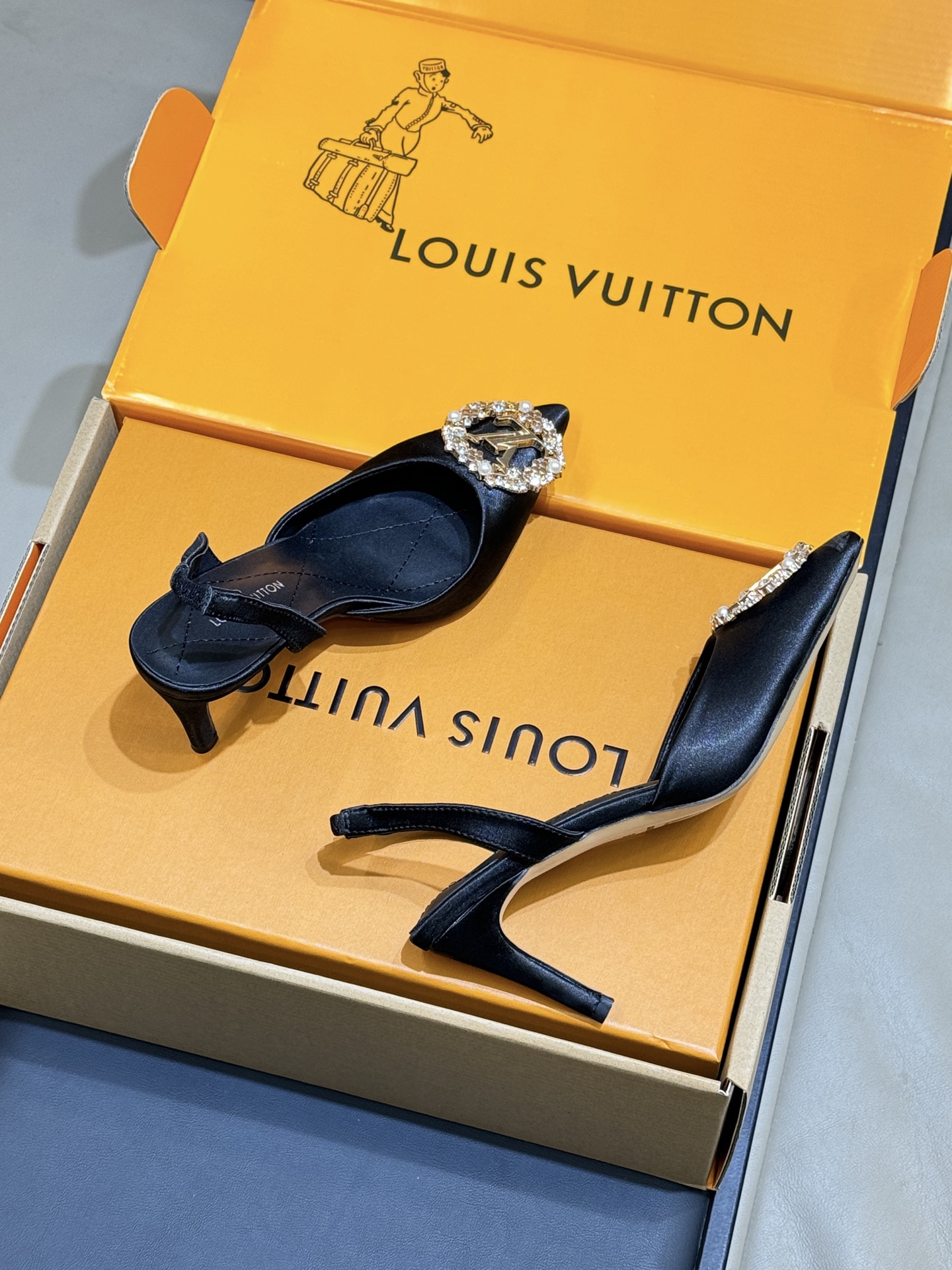 L0vis Vvtt0n Pumps