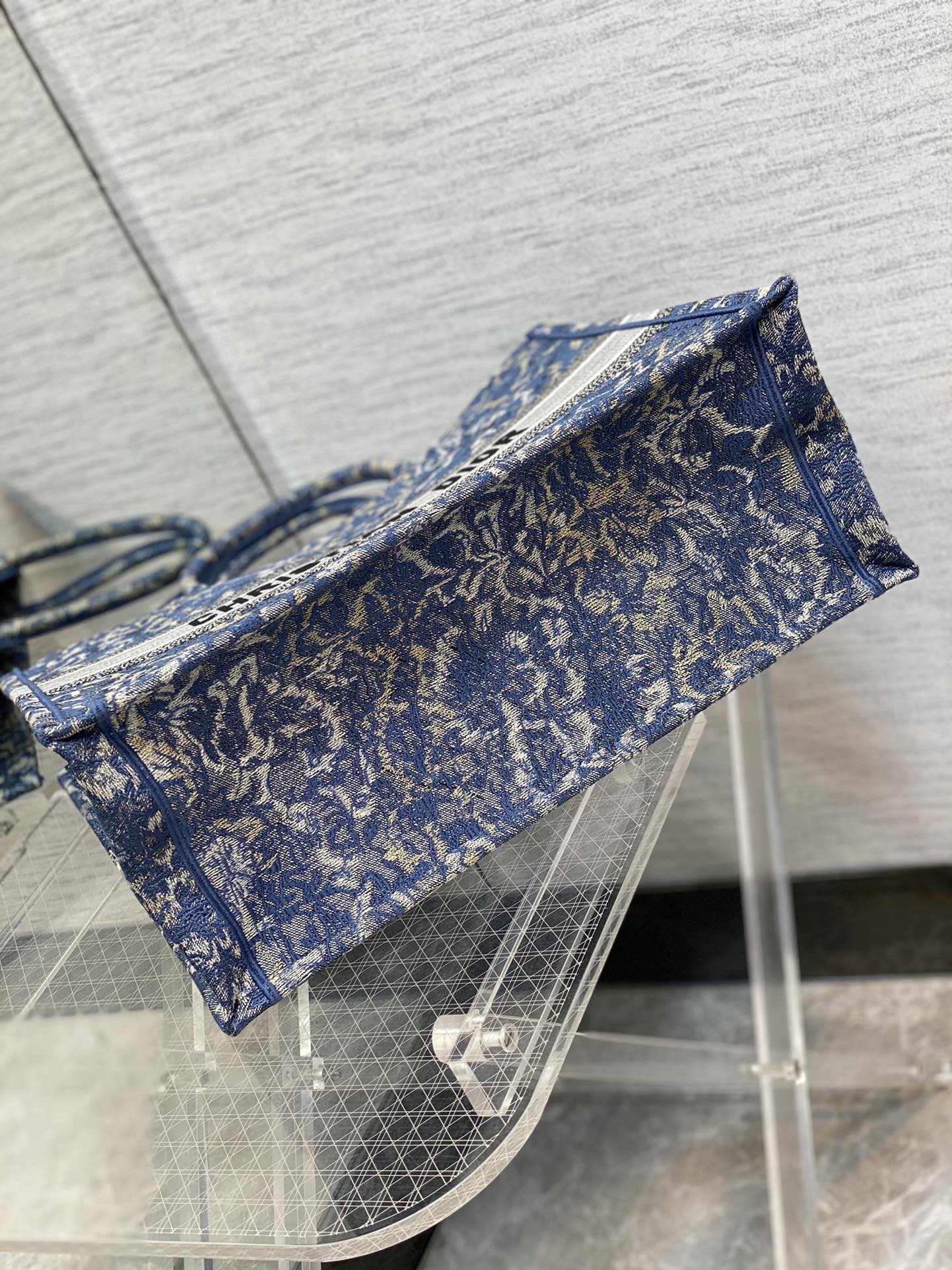 D*or book tote