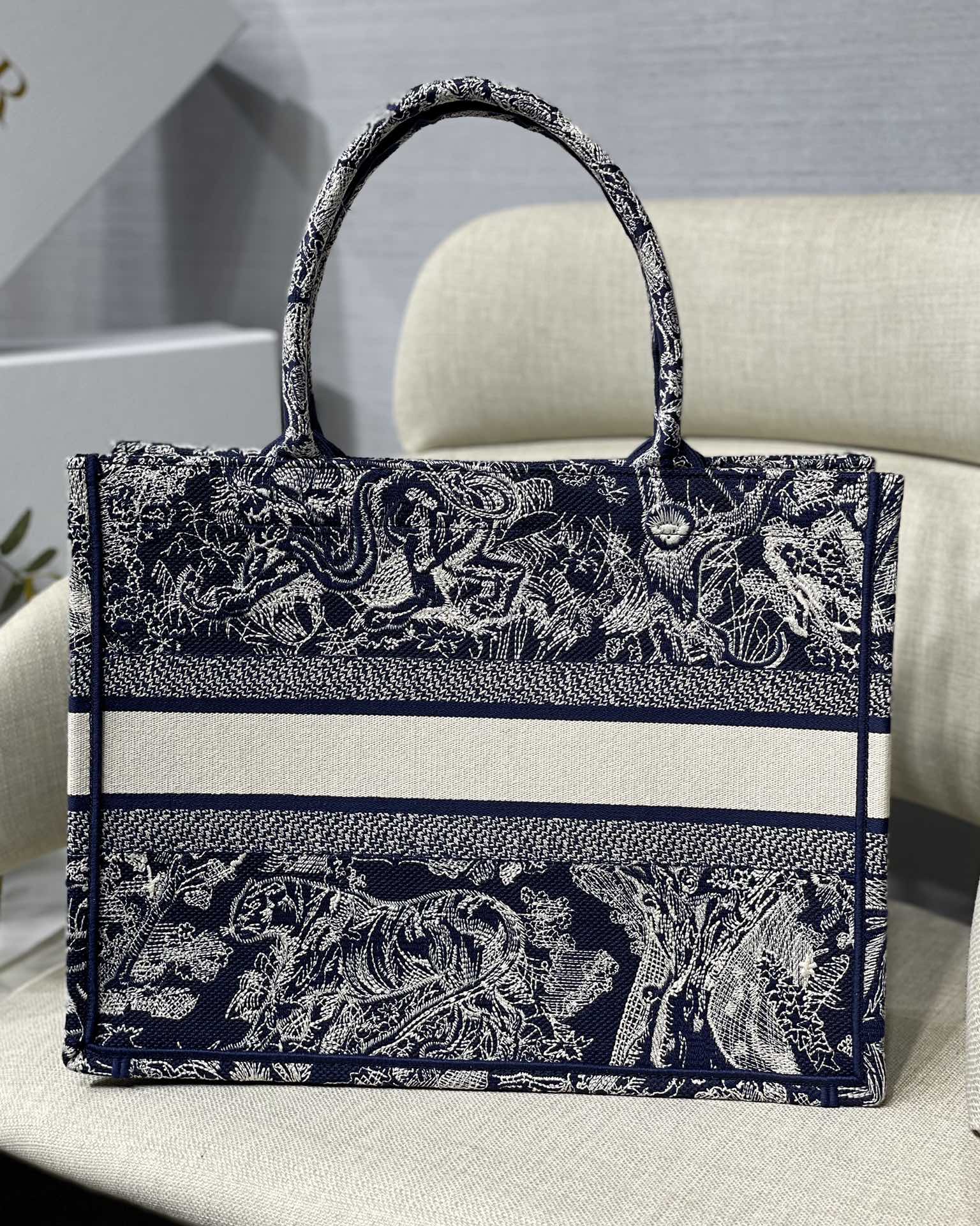 D*or small book tote-36.5cm