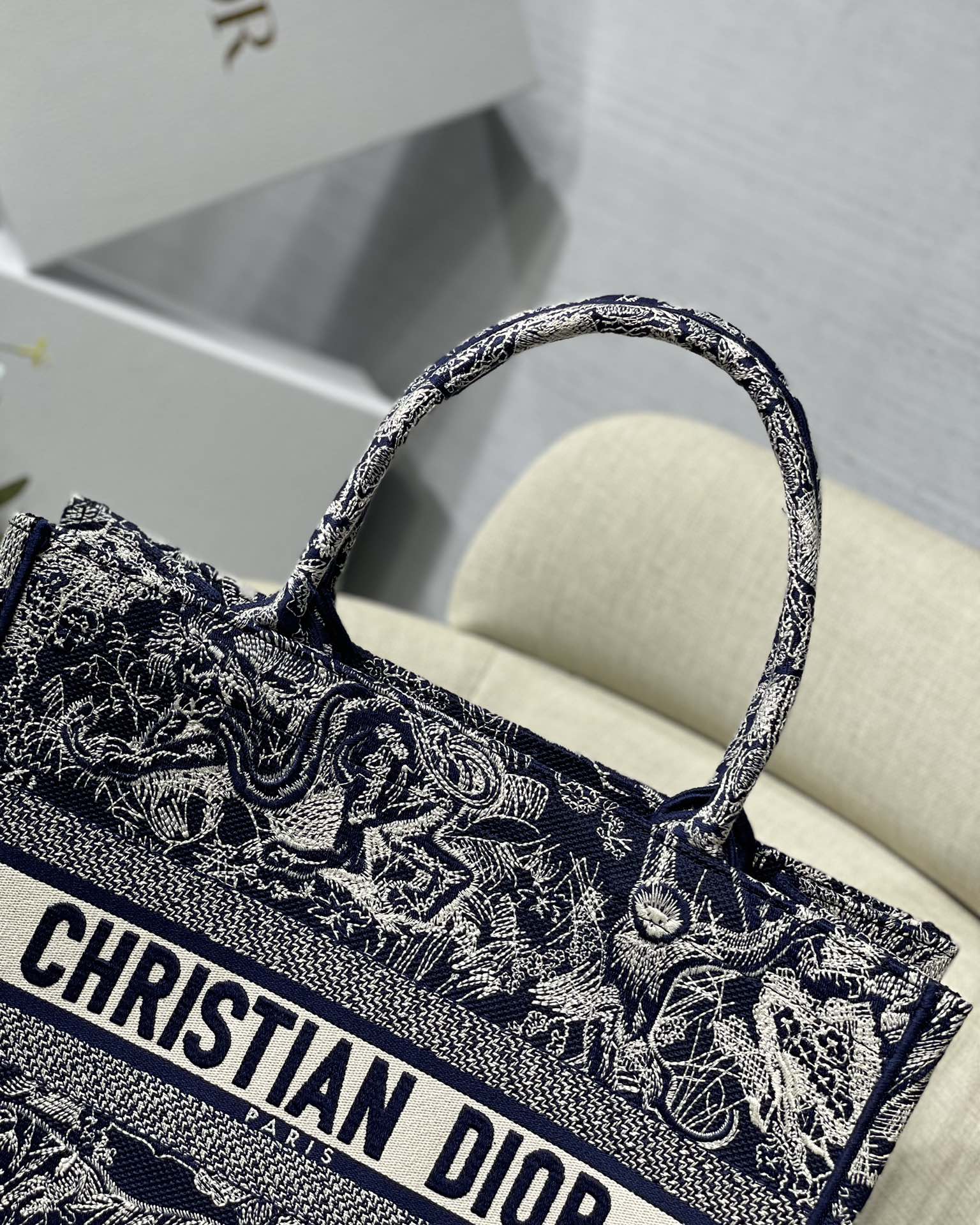 D*or small book tote-36.5cm