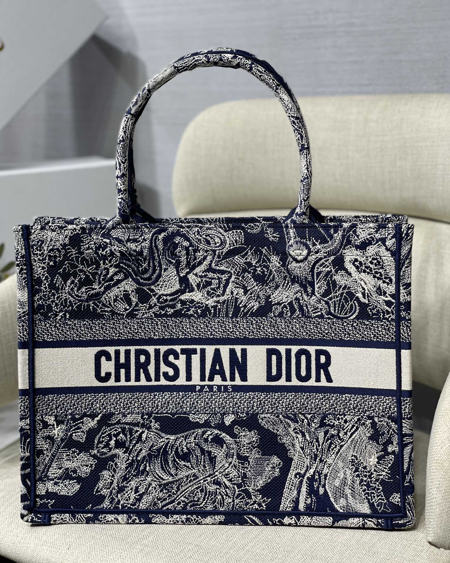 D*or small book tote-36.5cm