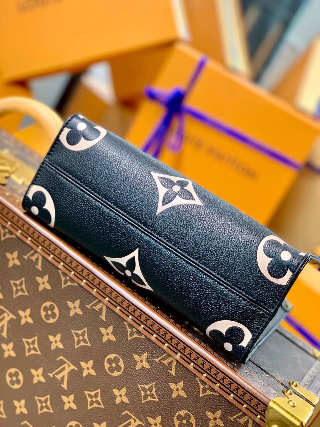 l0*is V*t0n onthego handbag-28*11*19cm