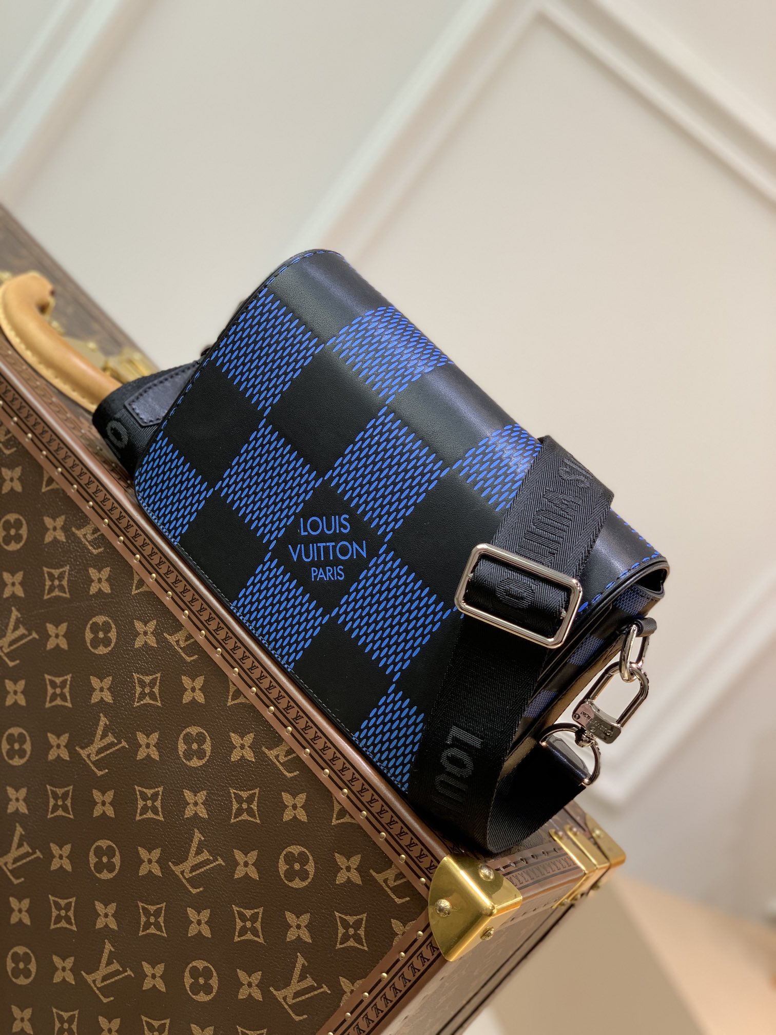 l0*is V*t0n studio messenger bag-23.5* 14*5 cm