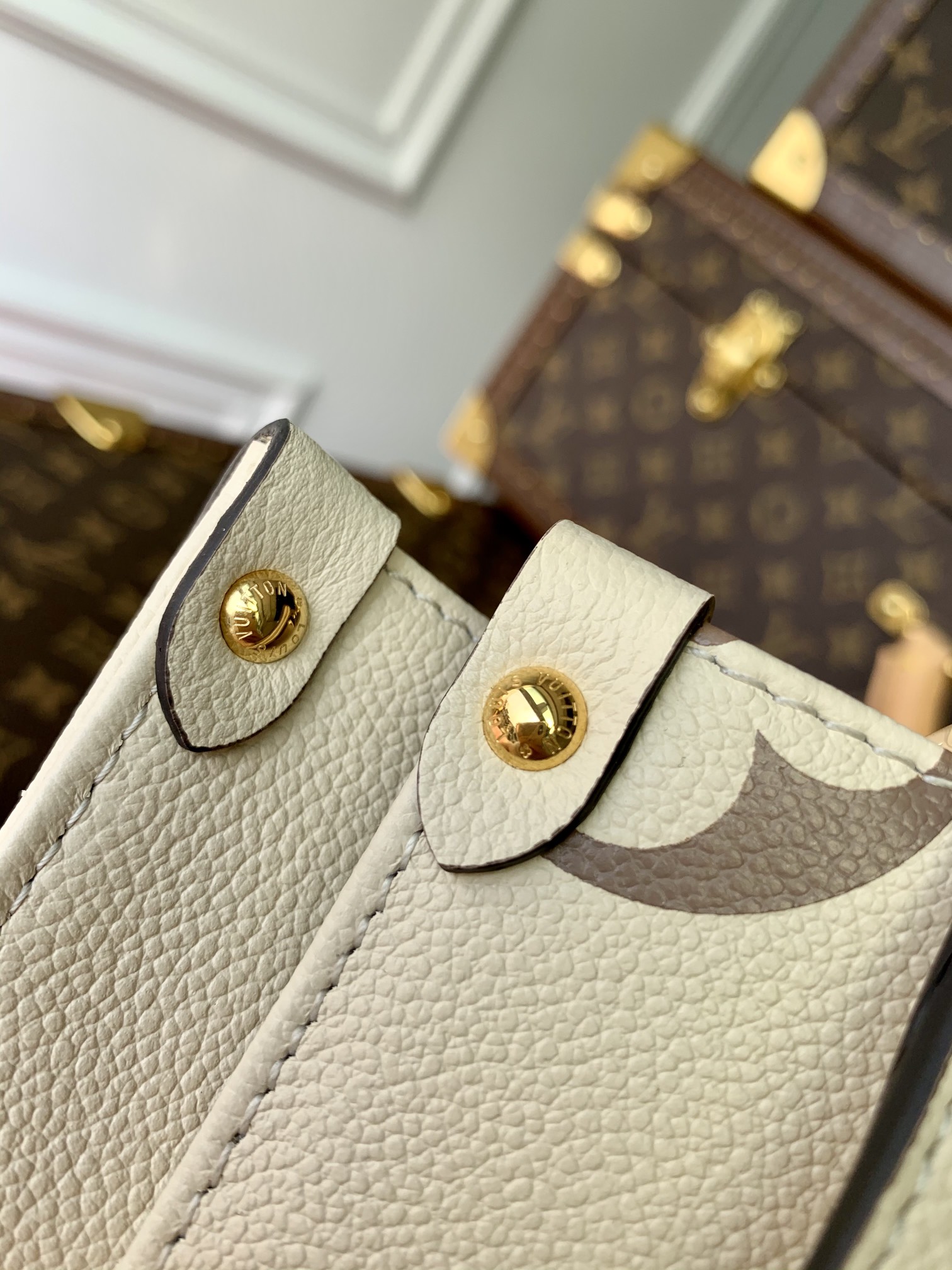 l0*is V*t0n onthego handbag-28*11*19cm
