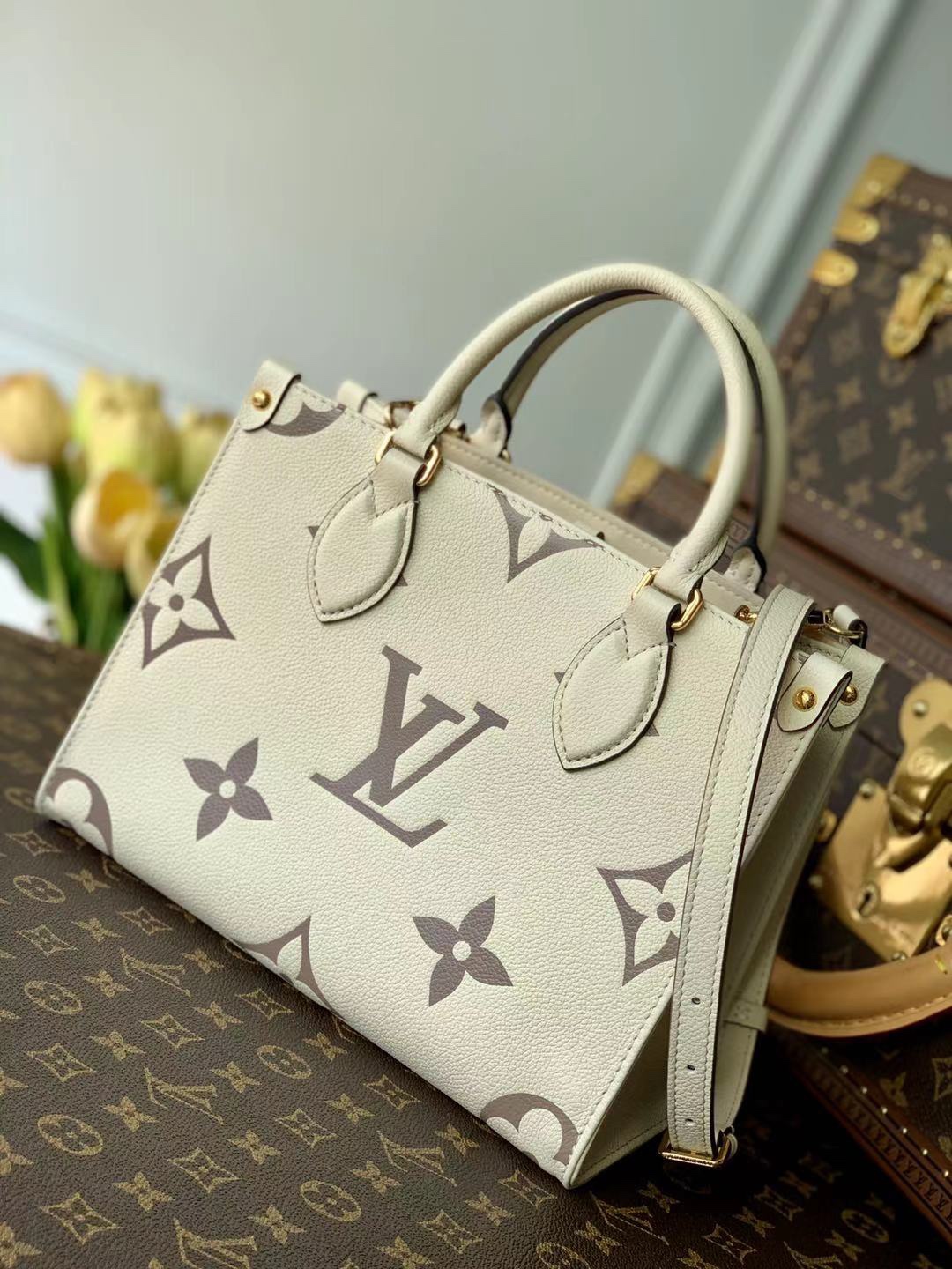 l0*is V*t0n onthego handbag-28*11*19cm