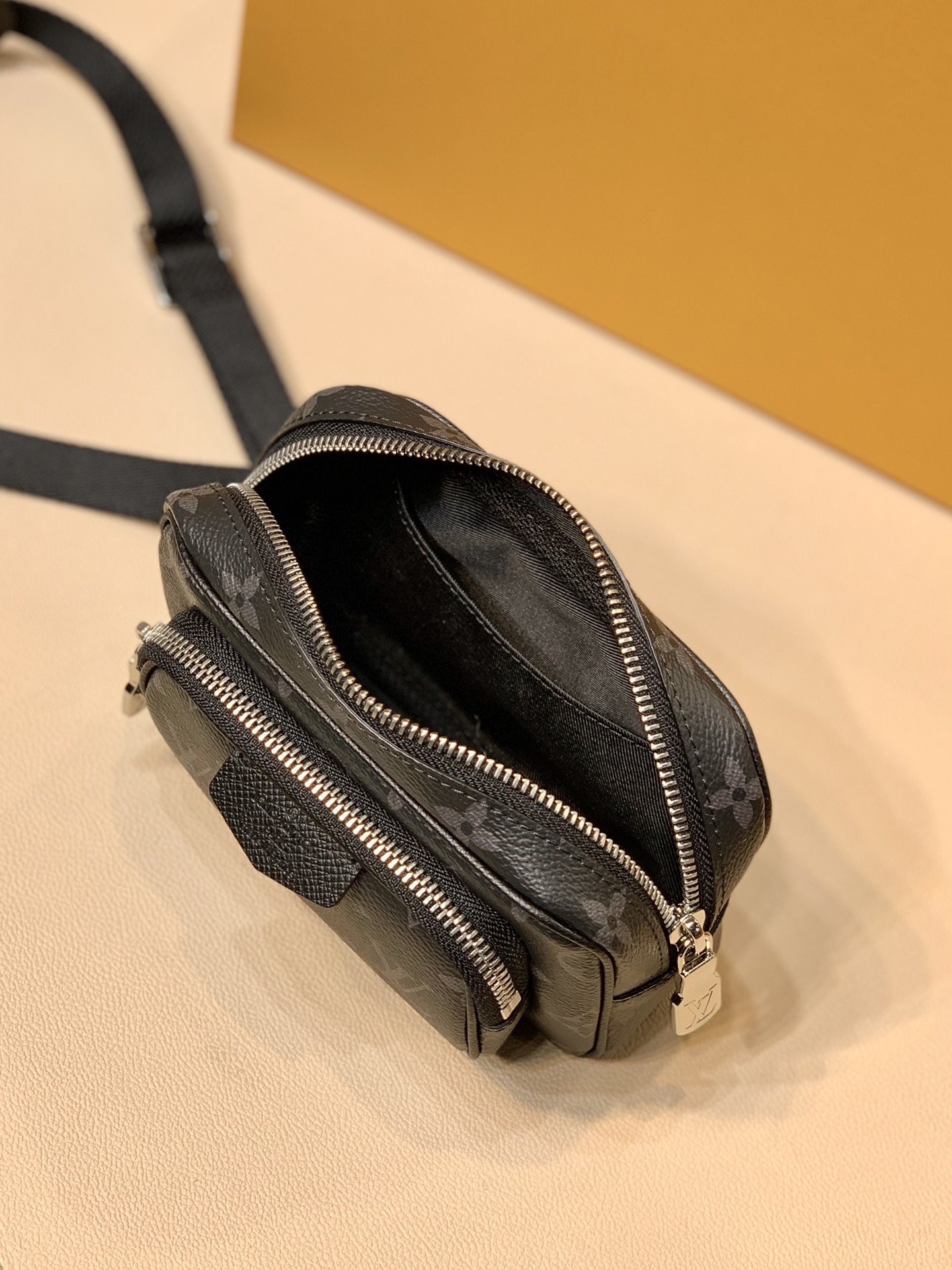 l0*is V*t0n taigarama outdoor bag-m30755-15*9*7cm