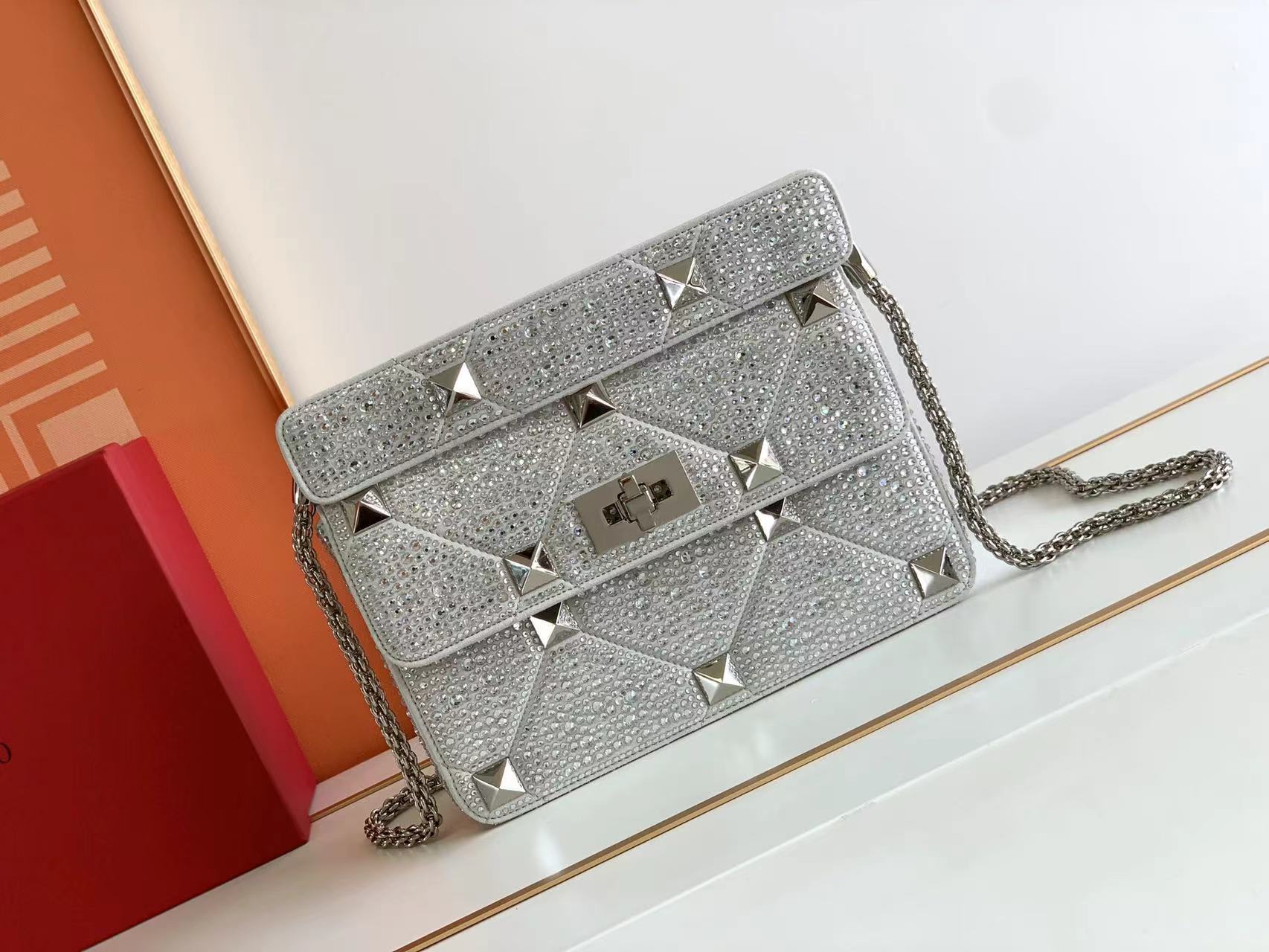 Va1e*ntin0 roman stud the soulder bag in nappa with chain-26x16x8cm