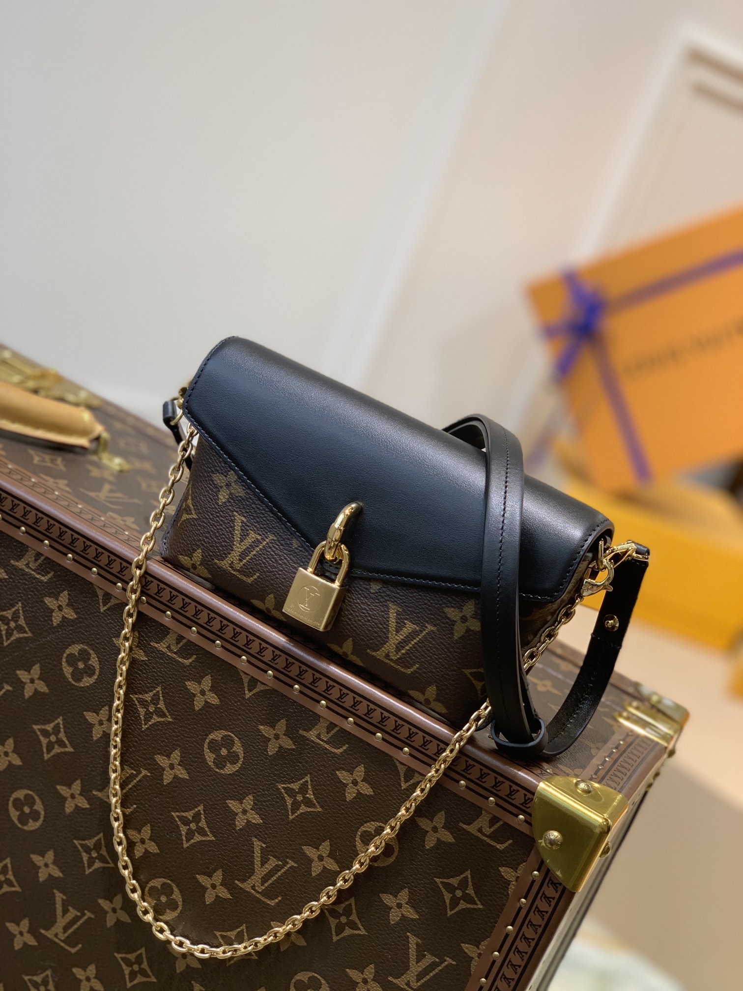 l0*is V*t0n padlock on strap-19x11×3cm