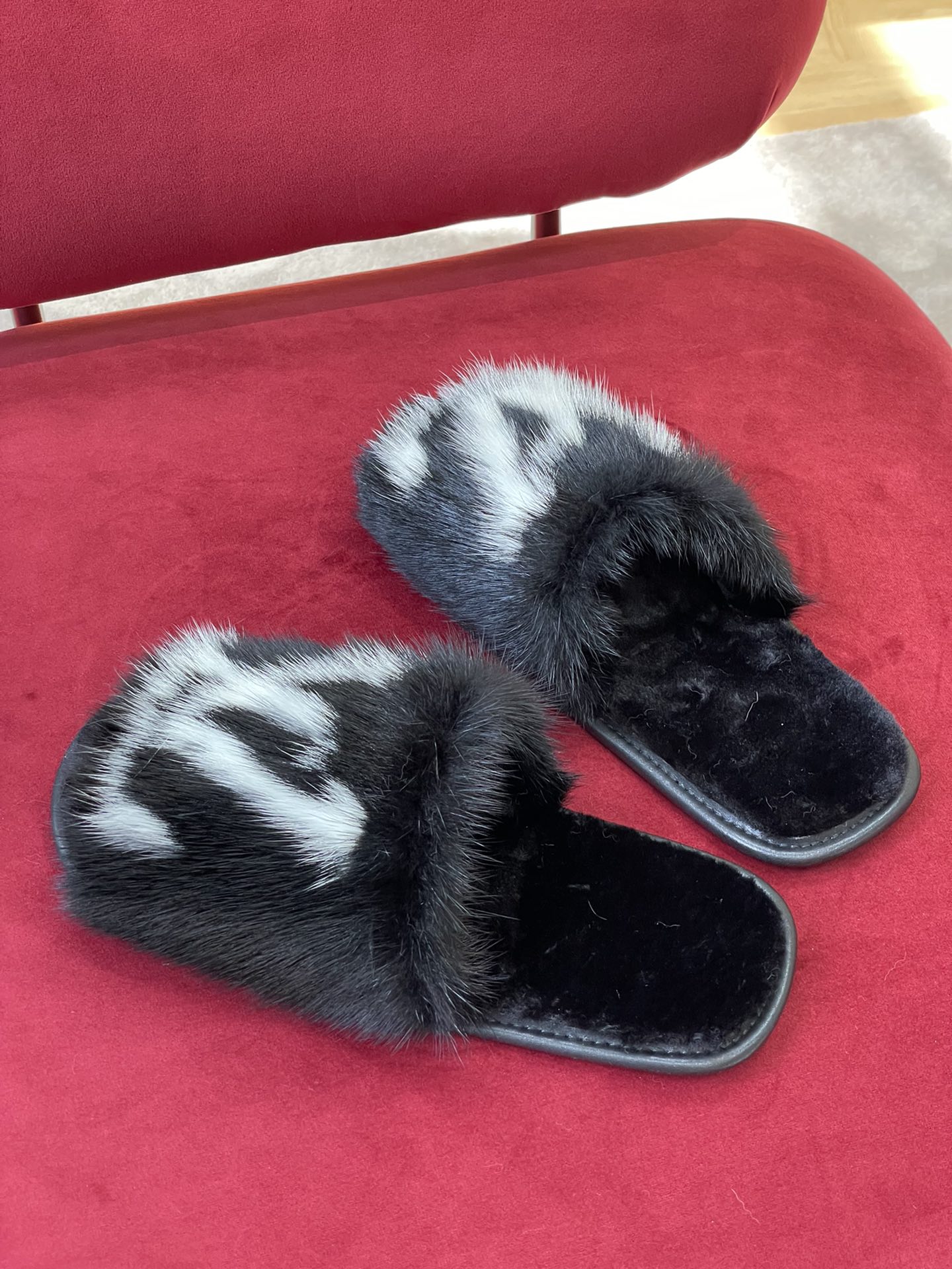 l0*is V*t0n sandals
