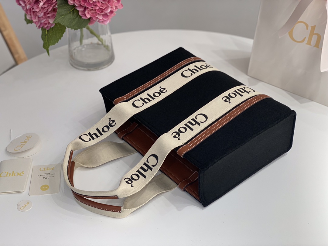 Ch10e woody tote bag