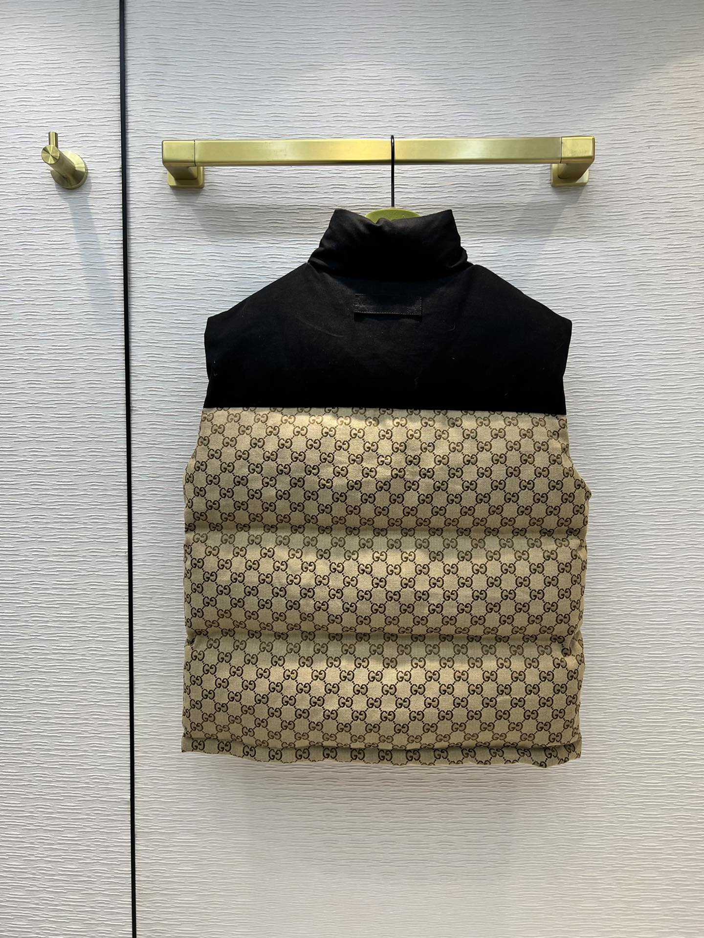 G*u*i& the nor*h f**e vest