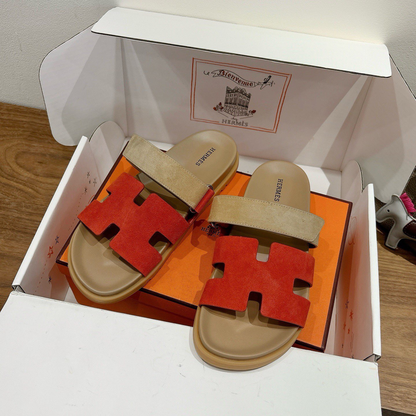 H**me5 sandals