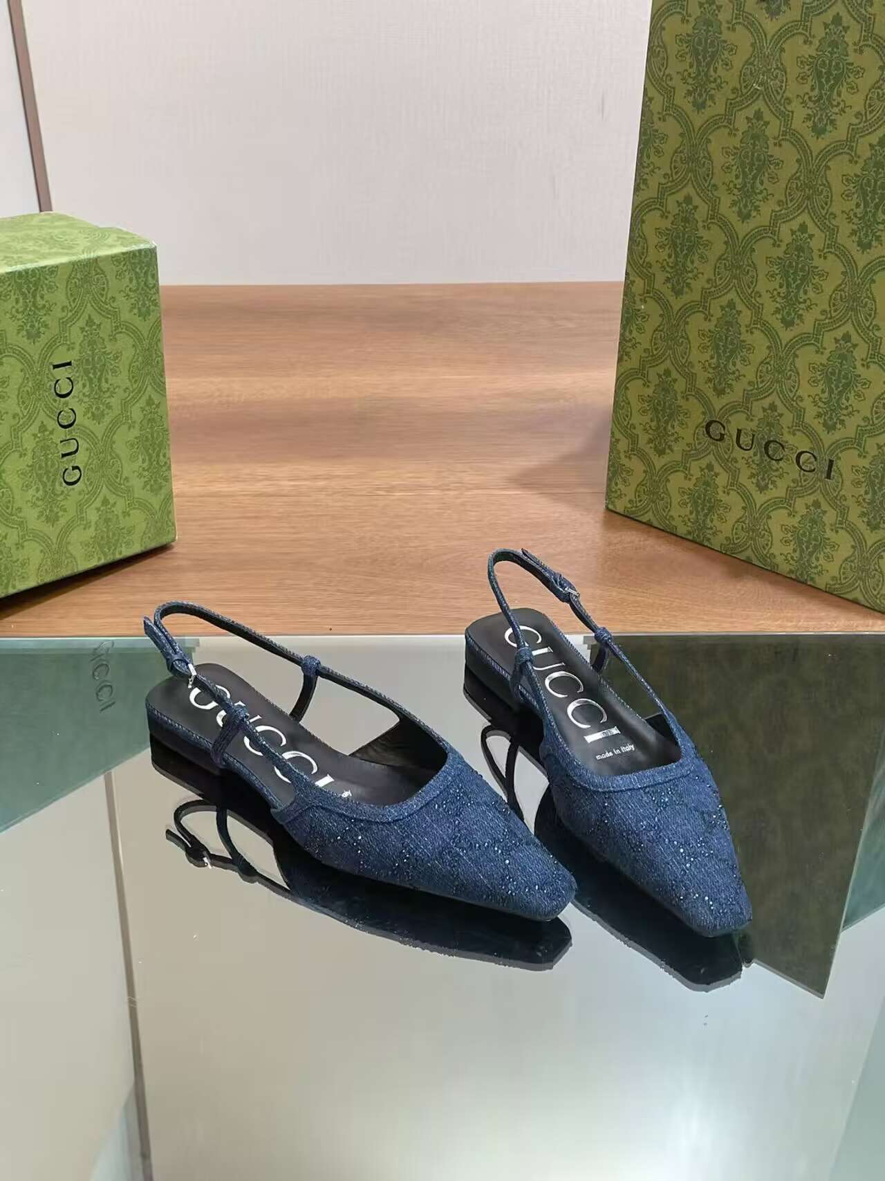 G*u*i heels