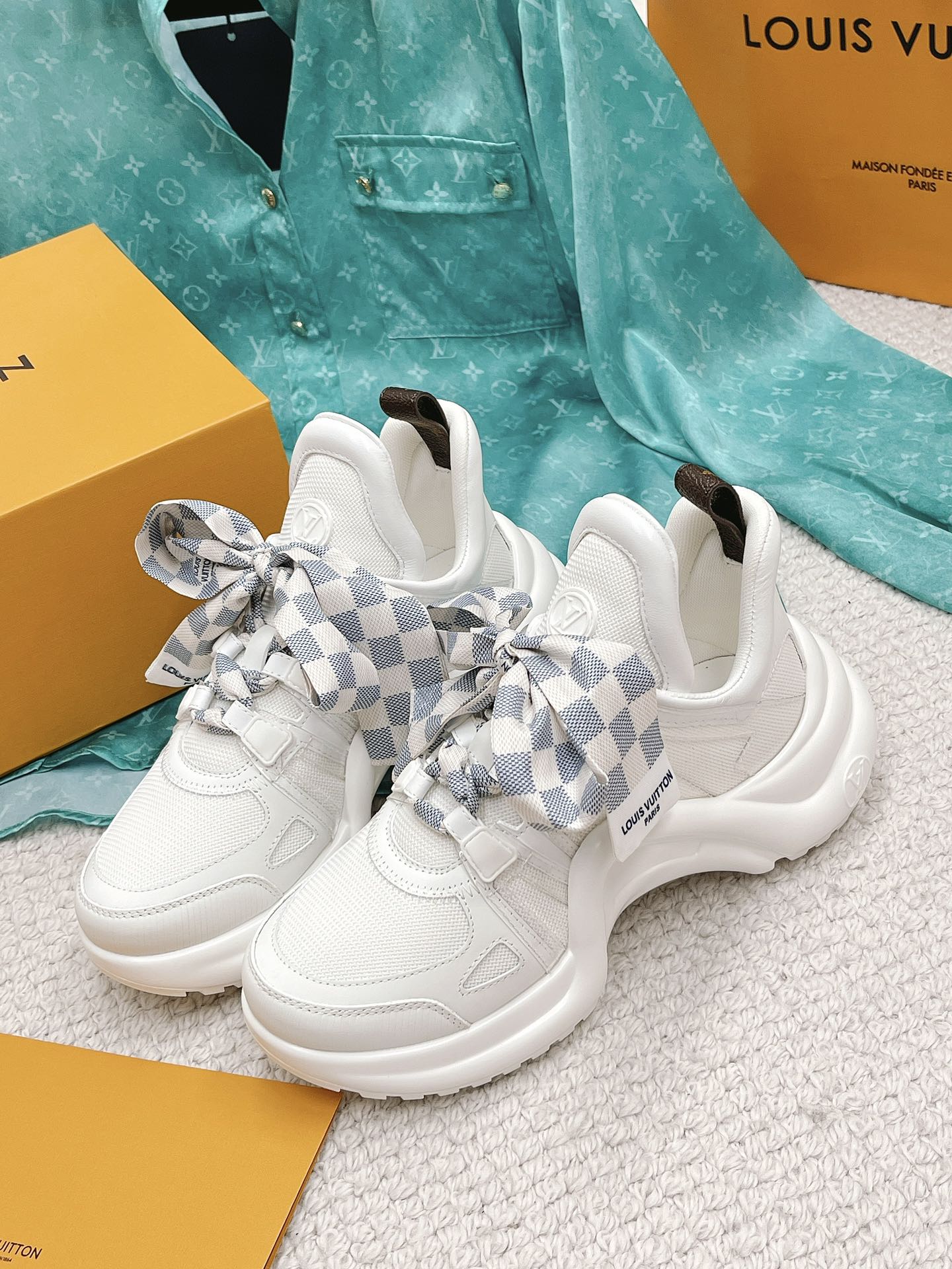 l0*is V*t0n archlight sneaker