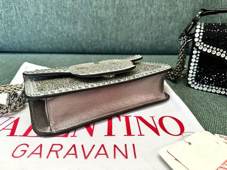Va1e*ntin0 garavani lambskin locò cross-19*10.5*5cm
