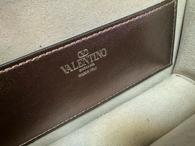 Va1e*ntin0 garavani lambskin locò cross-19*10.5*5cm