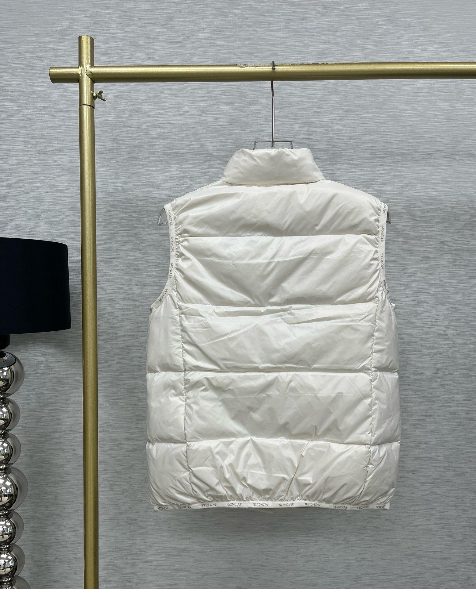 Can*a Go*e vest