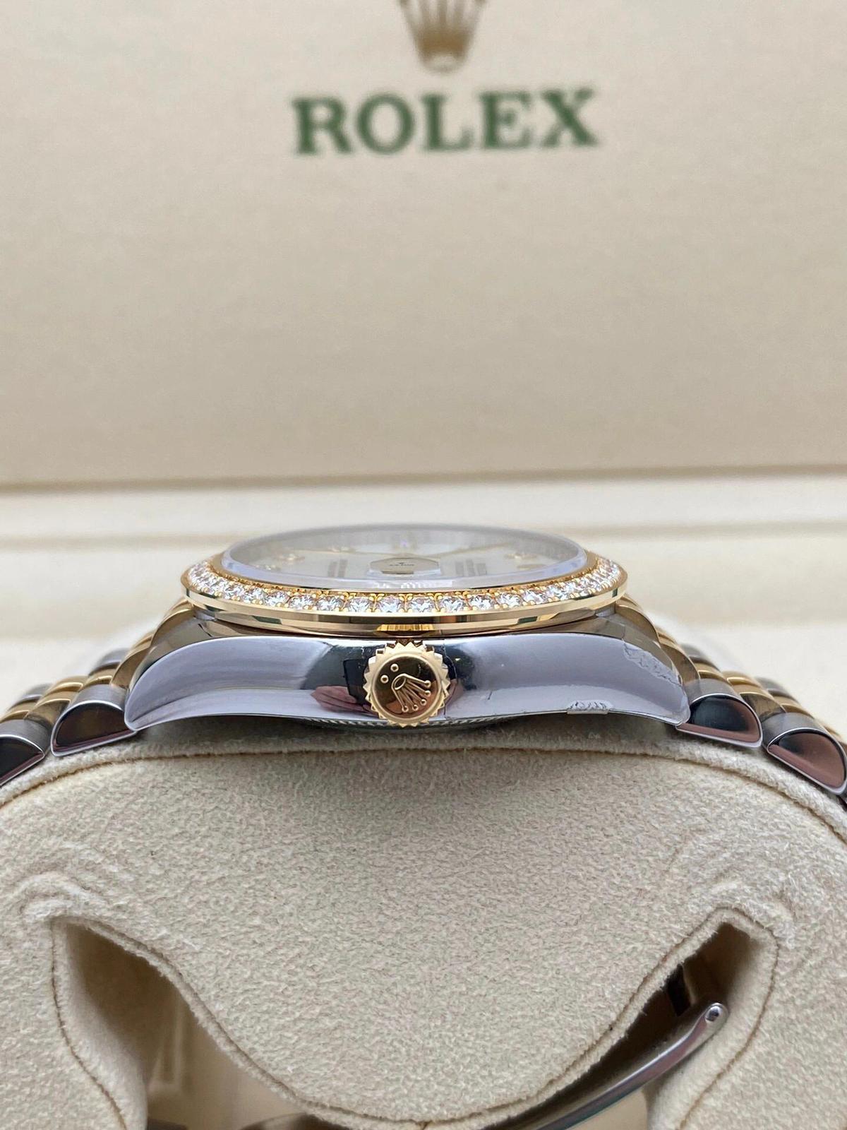 R*l*x watch