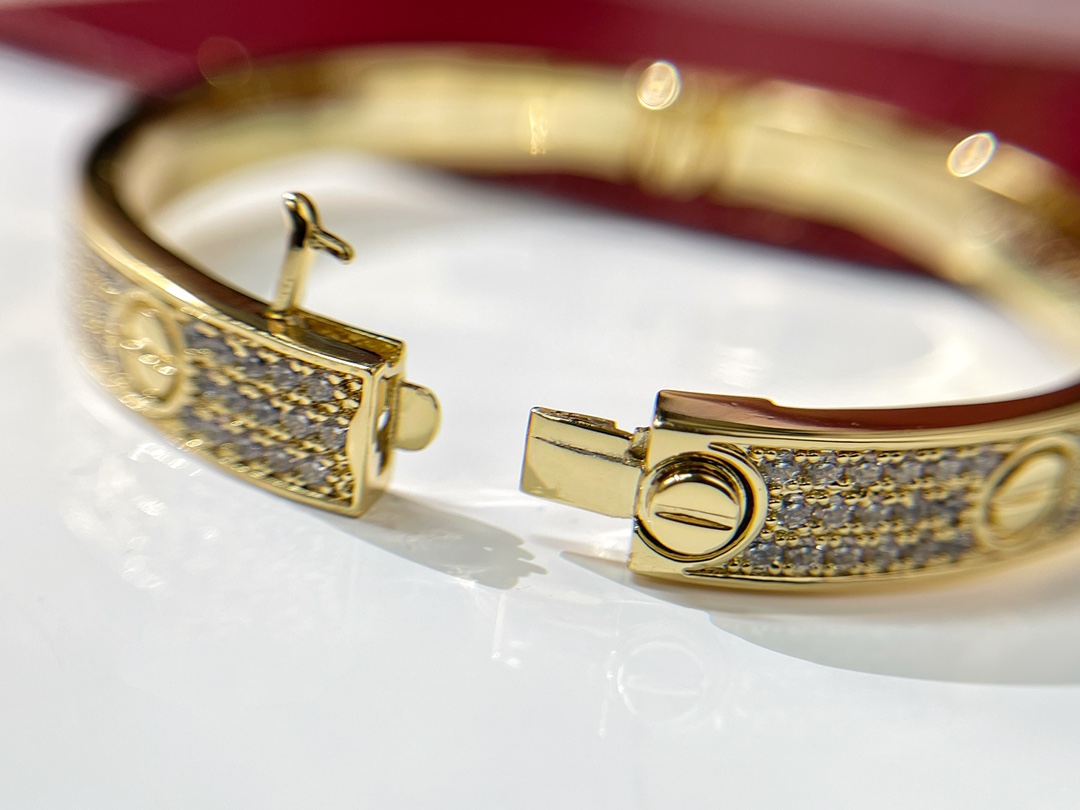 Ca*t*er bracelet