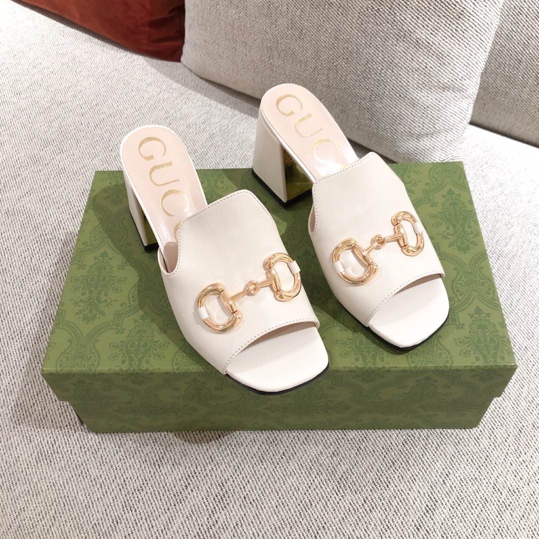 G*u*i sandals