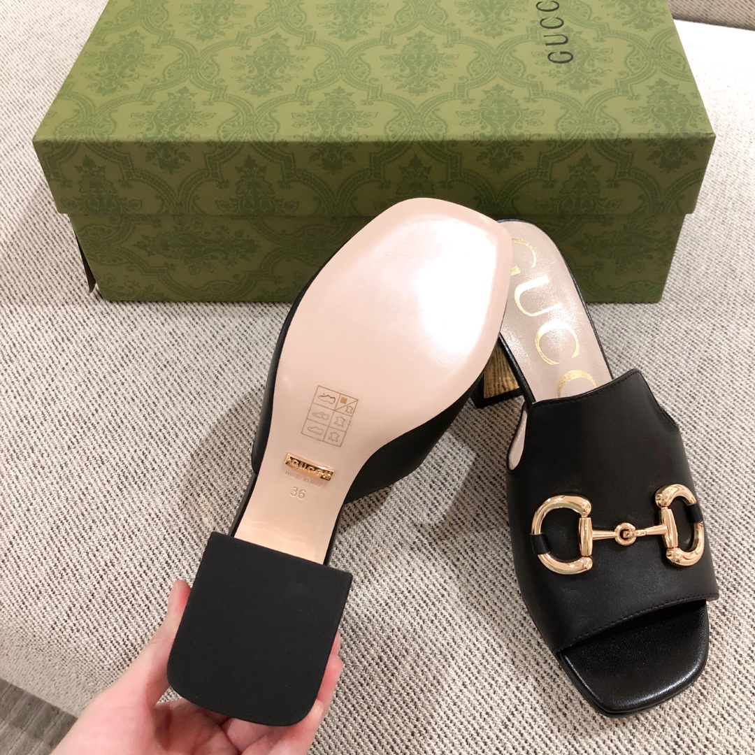G*u*i sandals