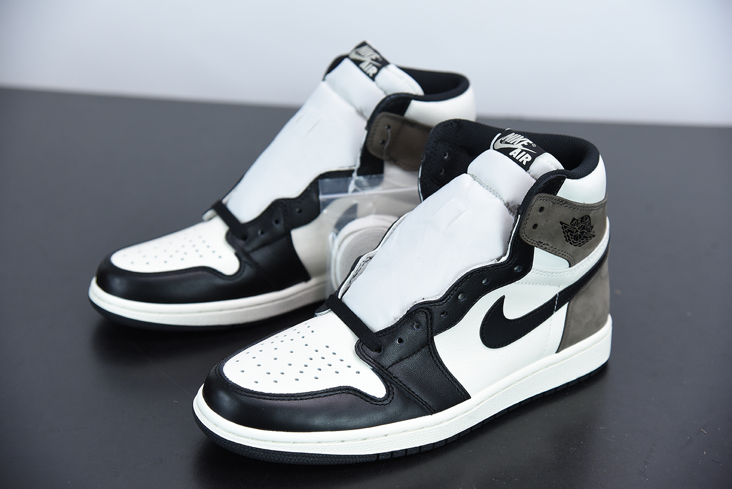 AIR JORDAN 1 HIGH OG “DARK MOCHA” 555088-105