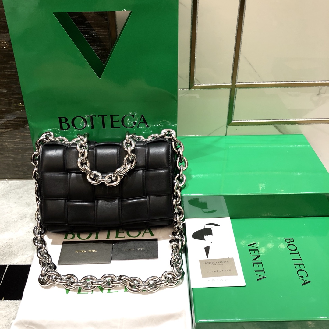 b0tte*a Ven*ta padded cassette bag-26*18*8cm