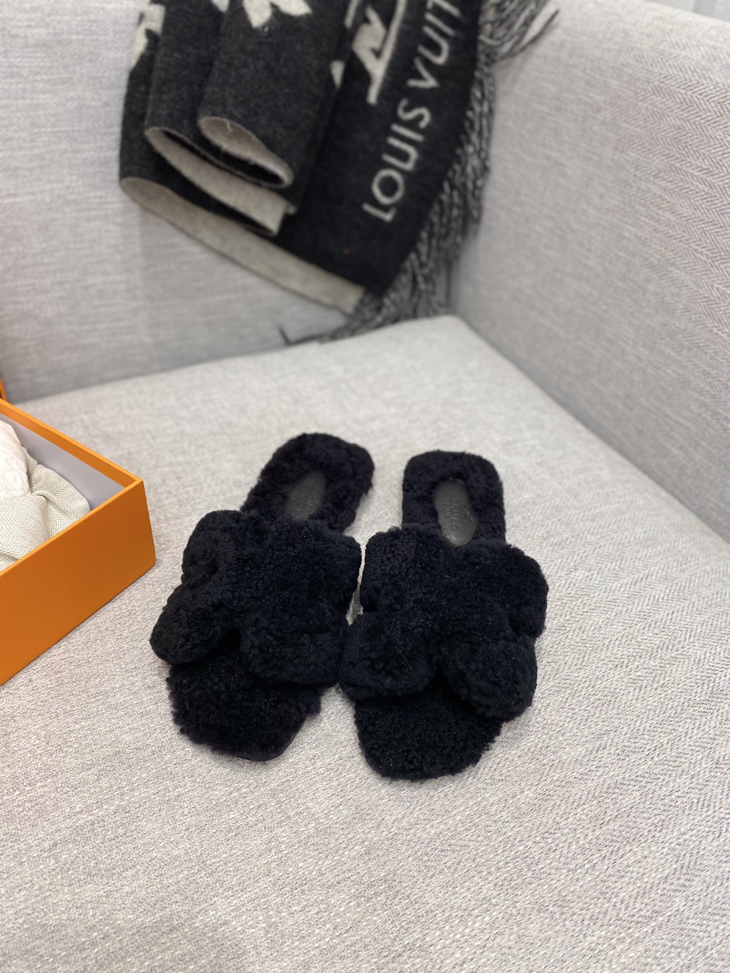 H**mes sandals