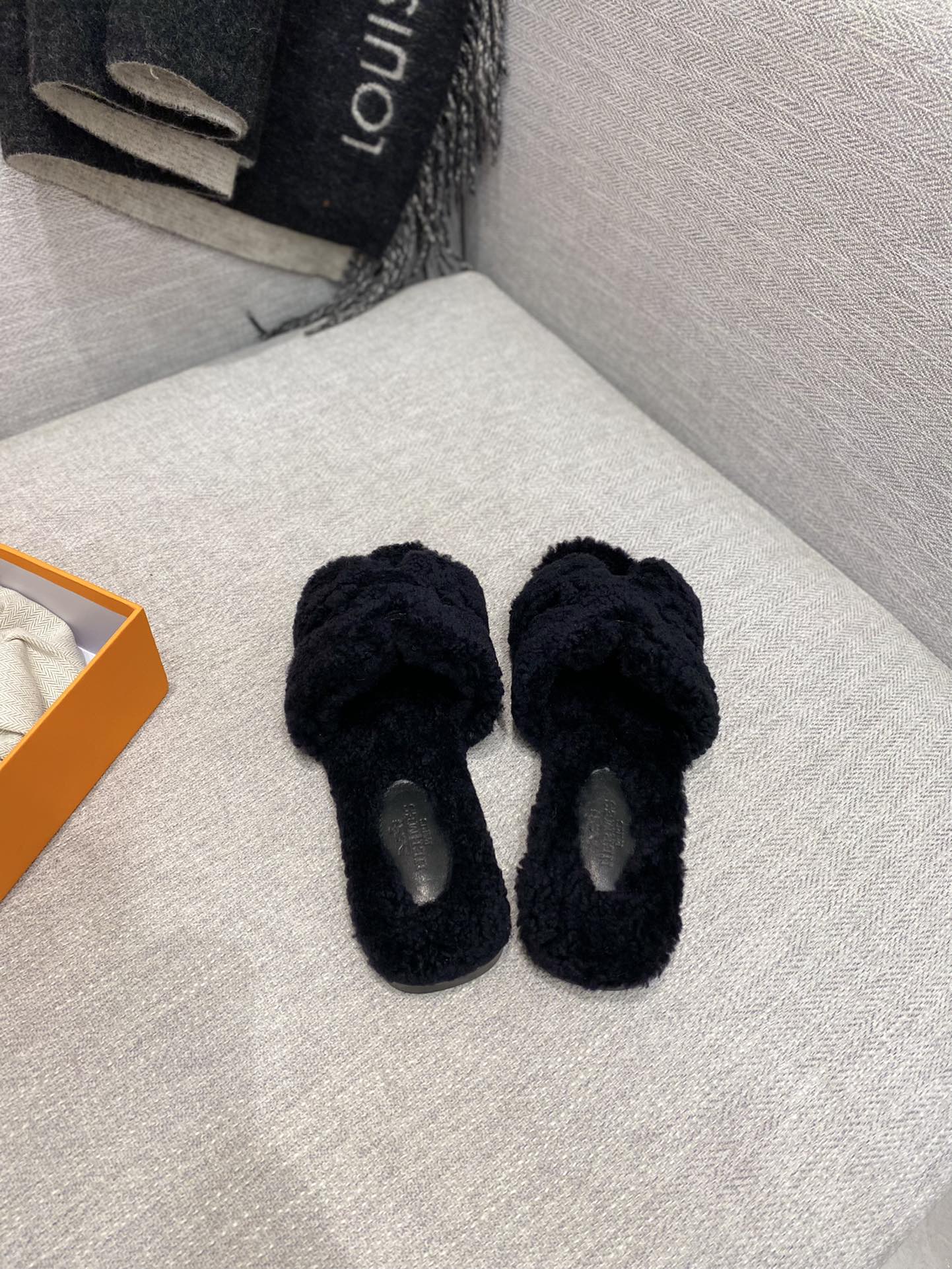 H**mes sandals
