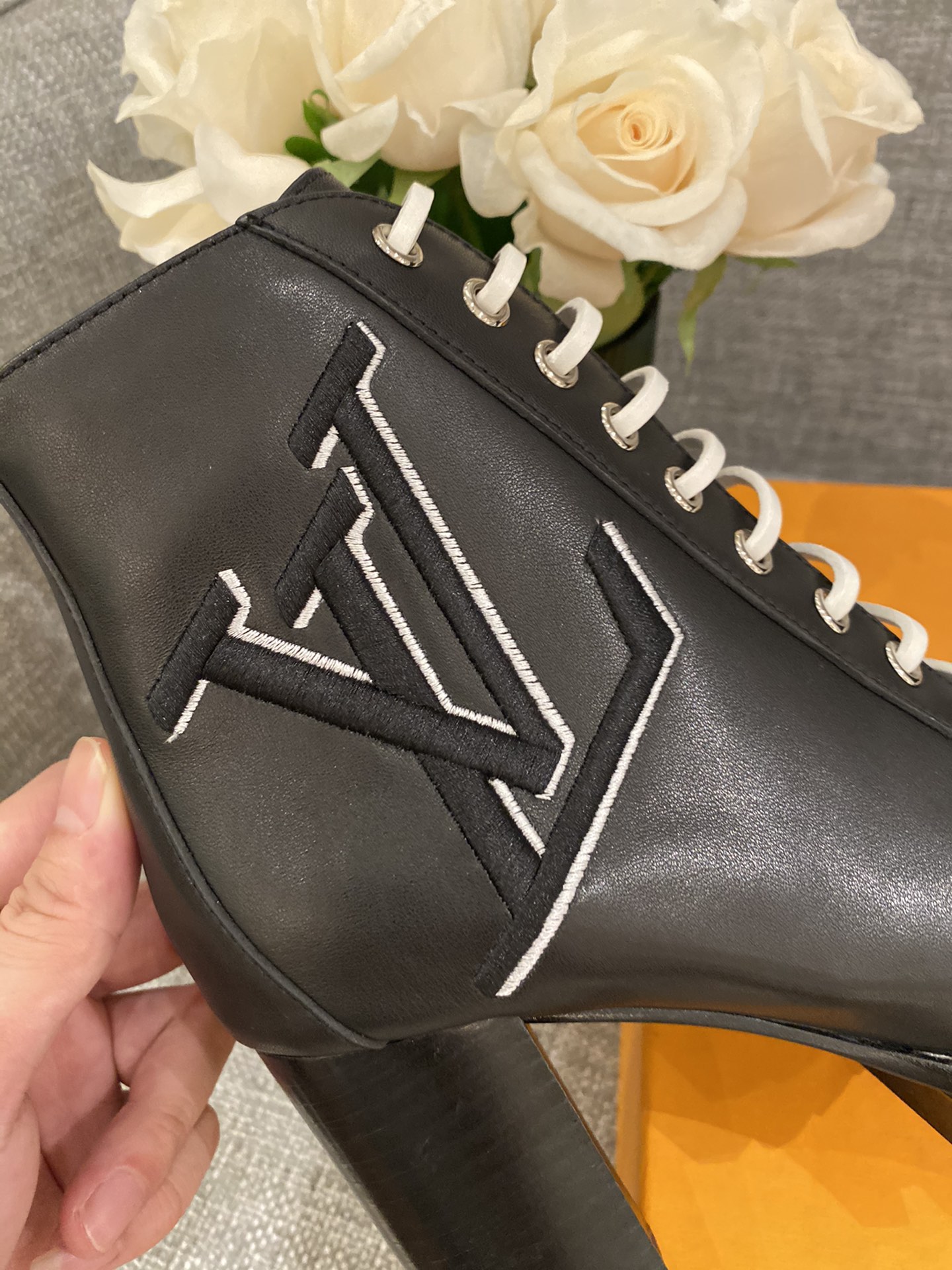 l0*is V*t0n boots