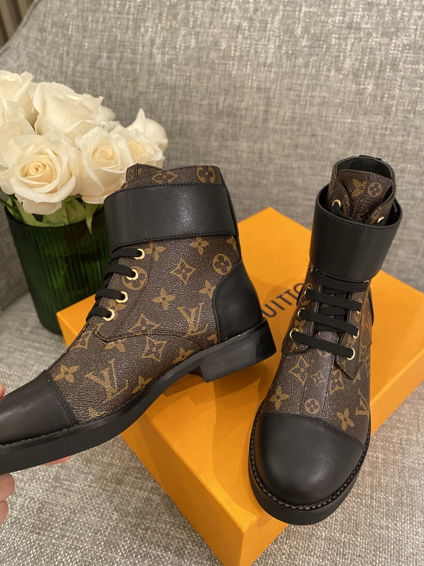 l0*is V*t0n boots