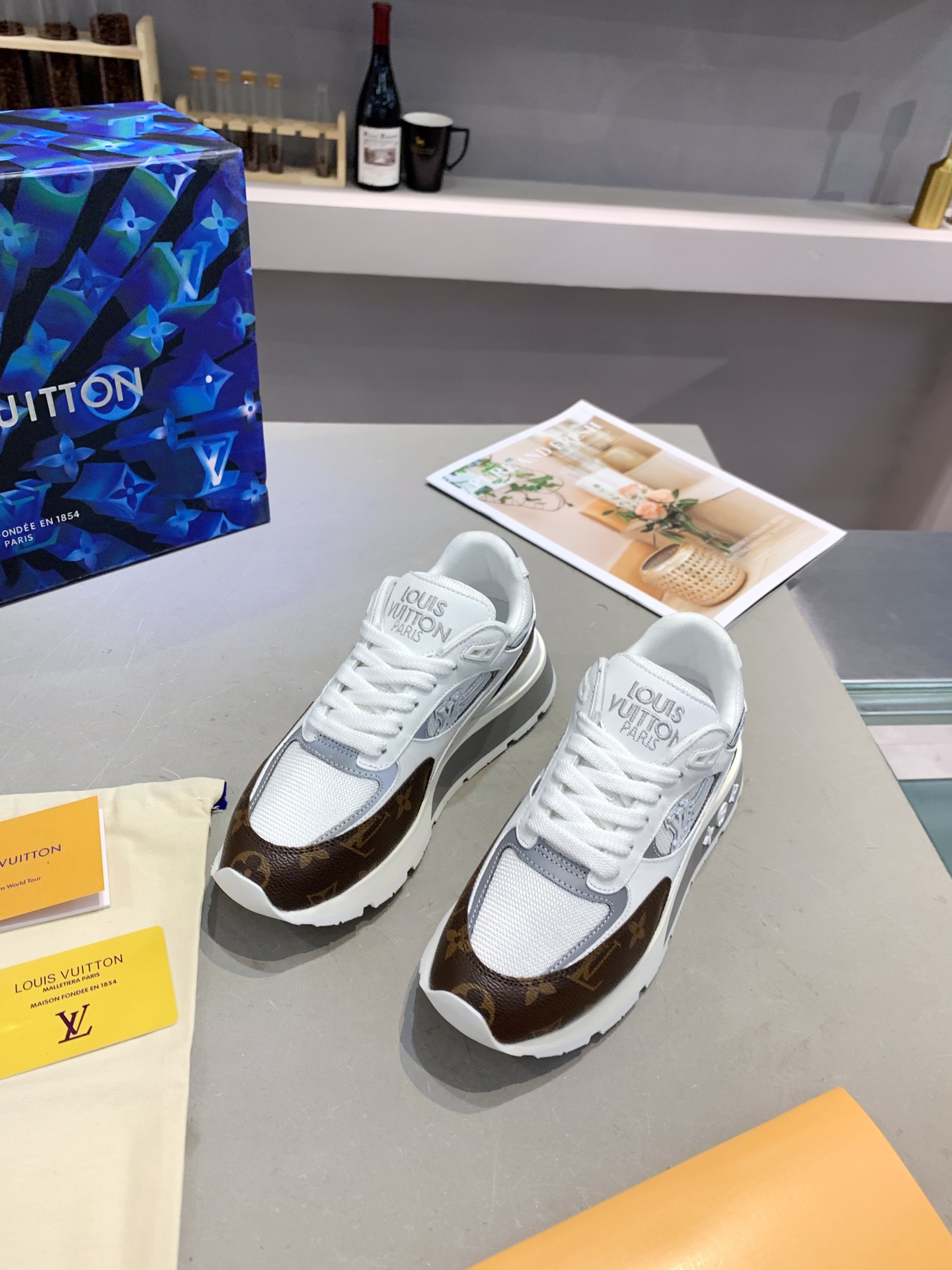 l0*is V*t0n sneakers