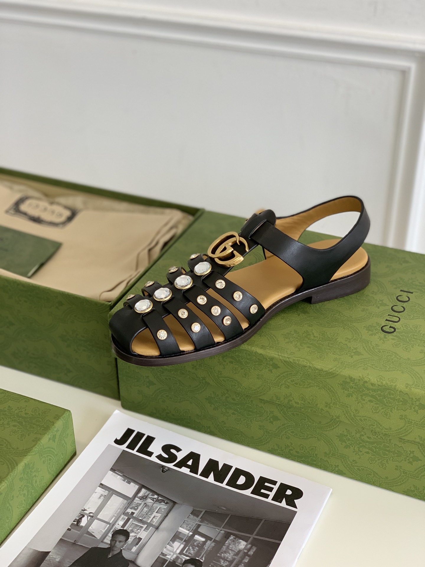 G*u*i sandals