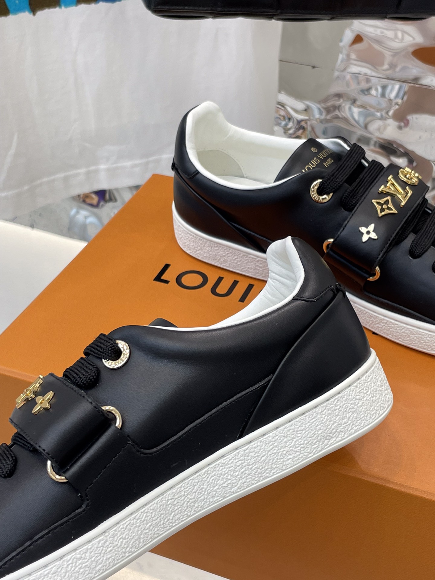 l0*is V*t0n sneakers