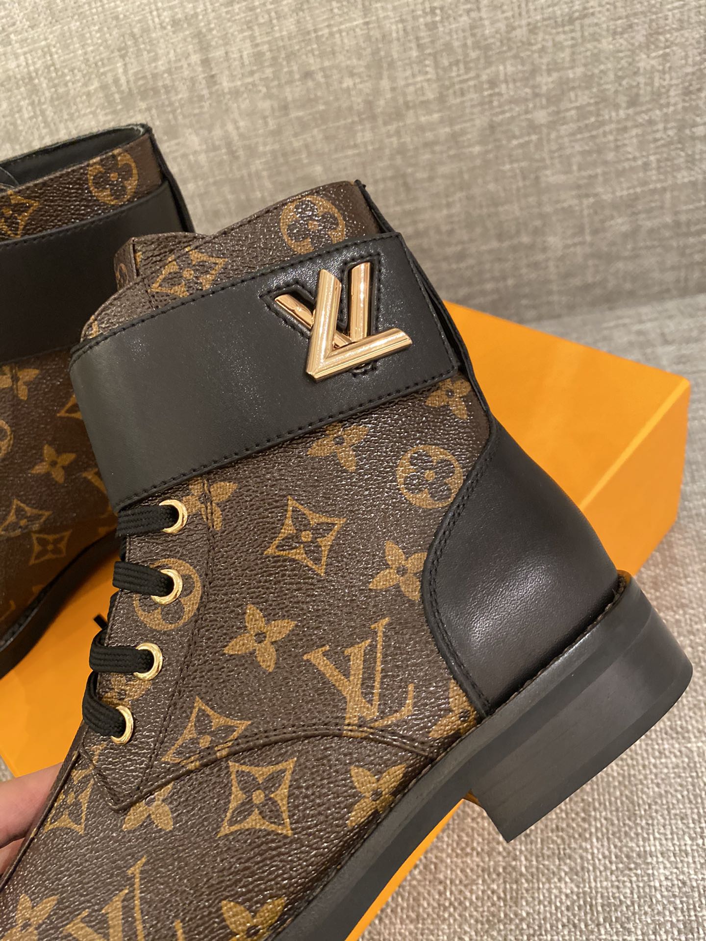 l0*is V*t0n boots