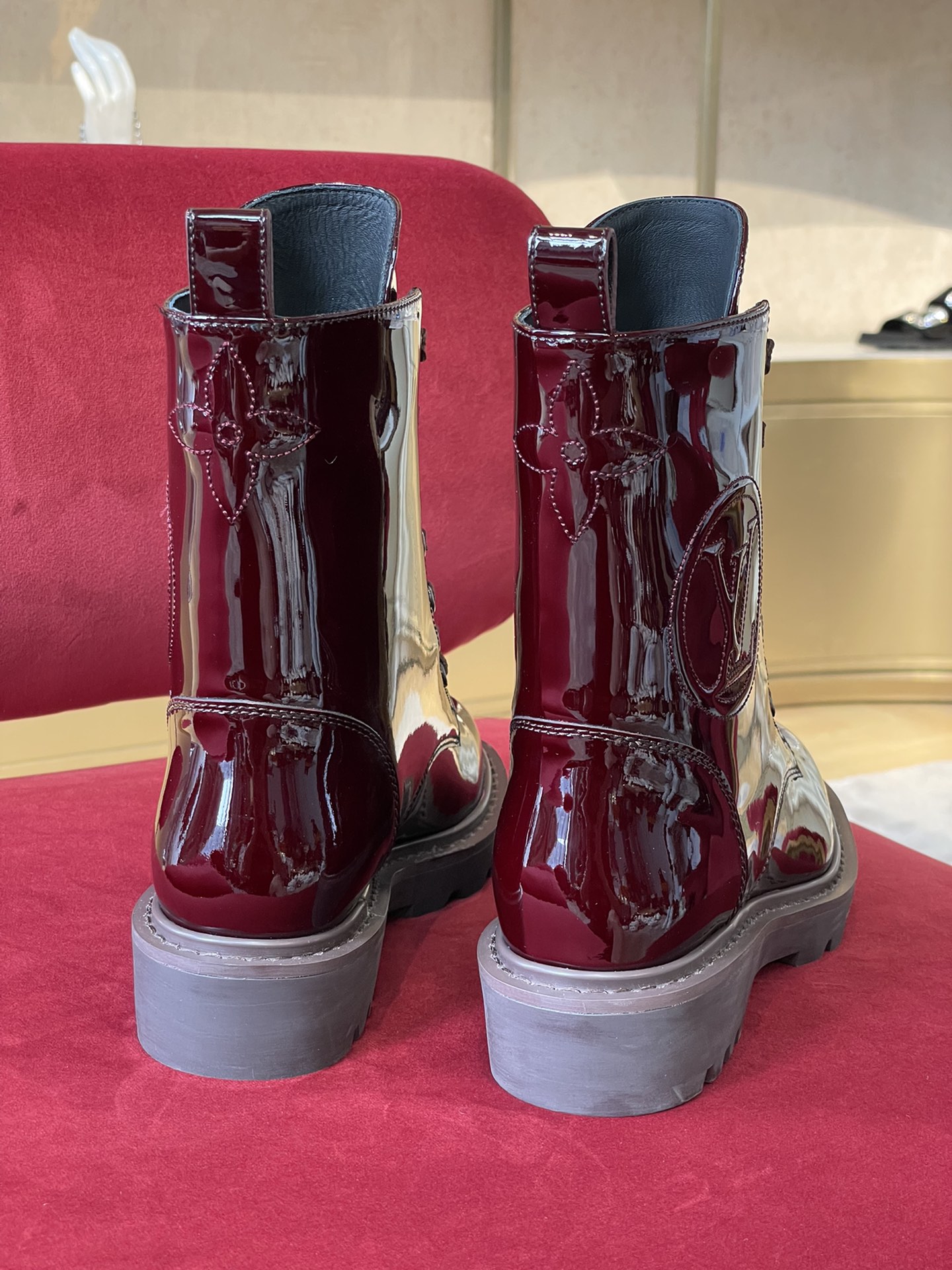 l0*is V*t0n boots