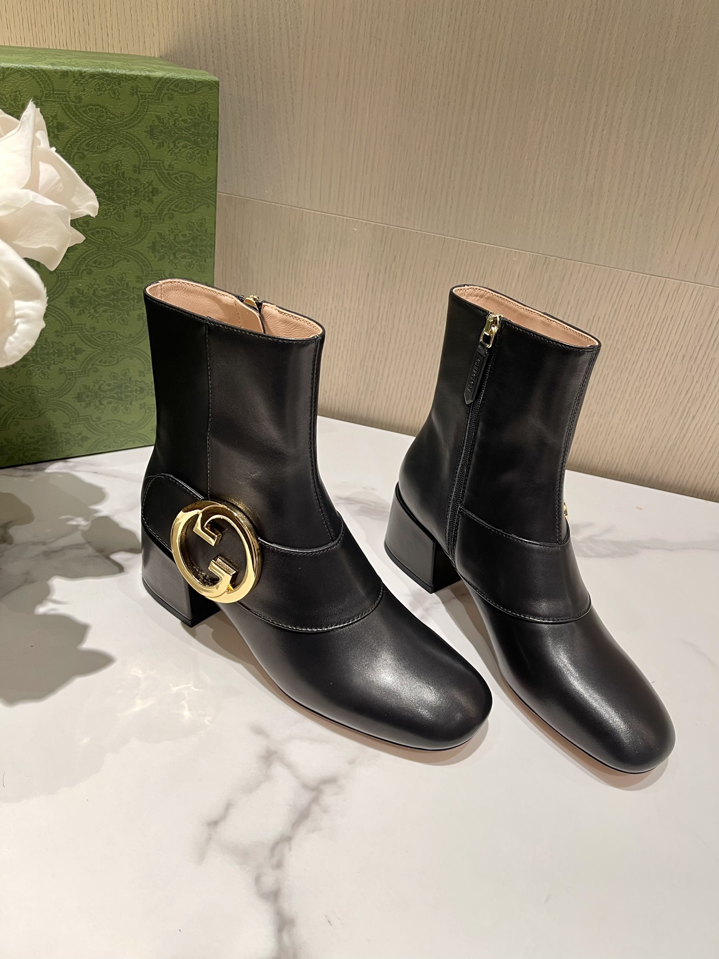 G*u*i boots