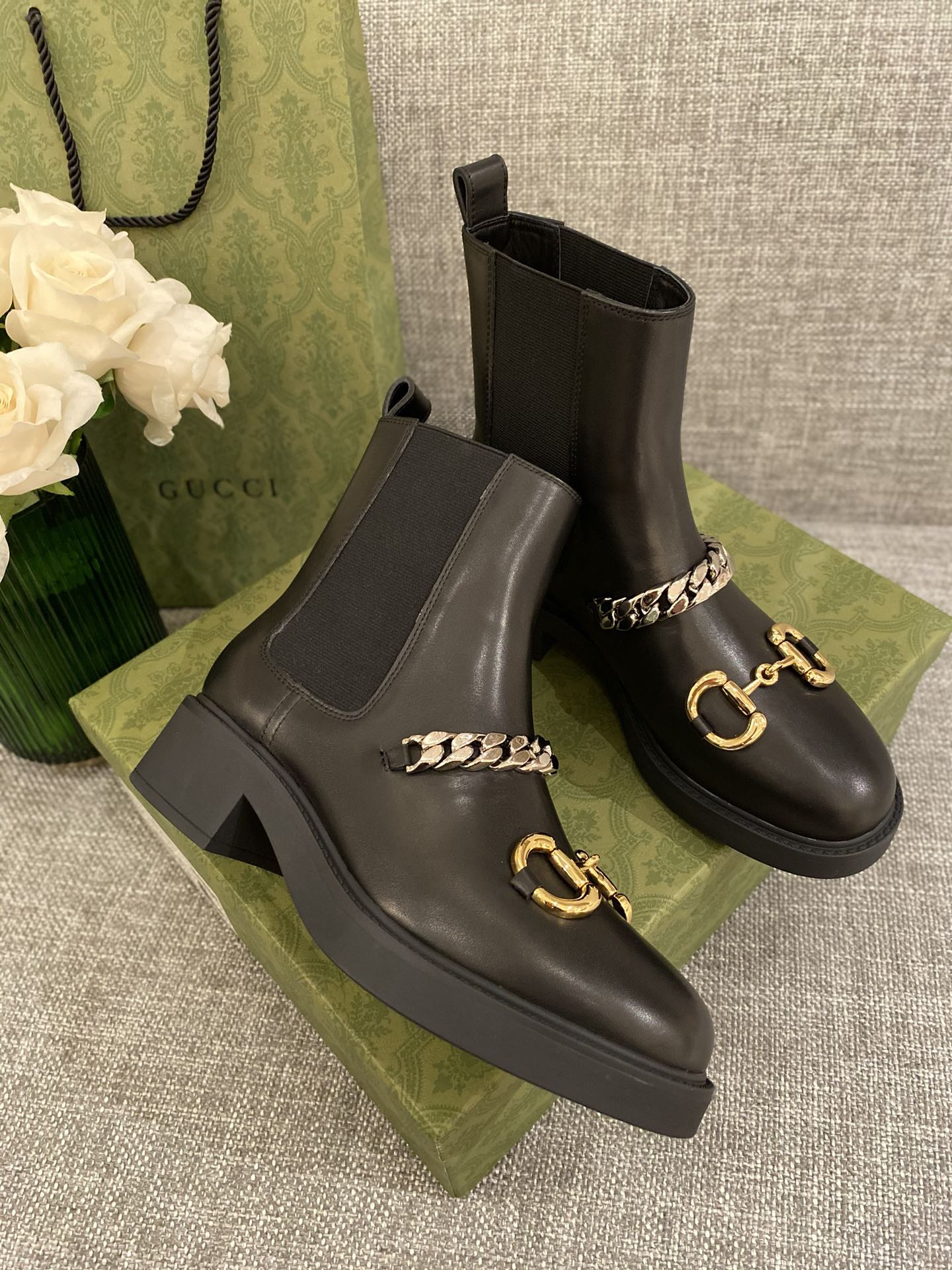G*u*i boots