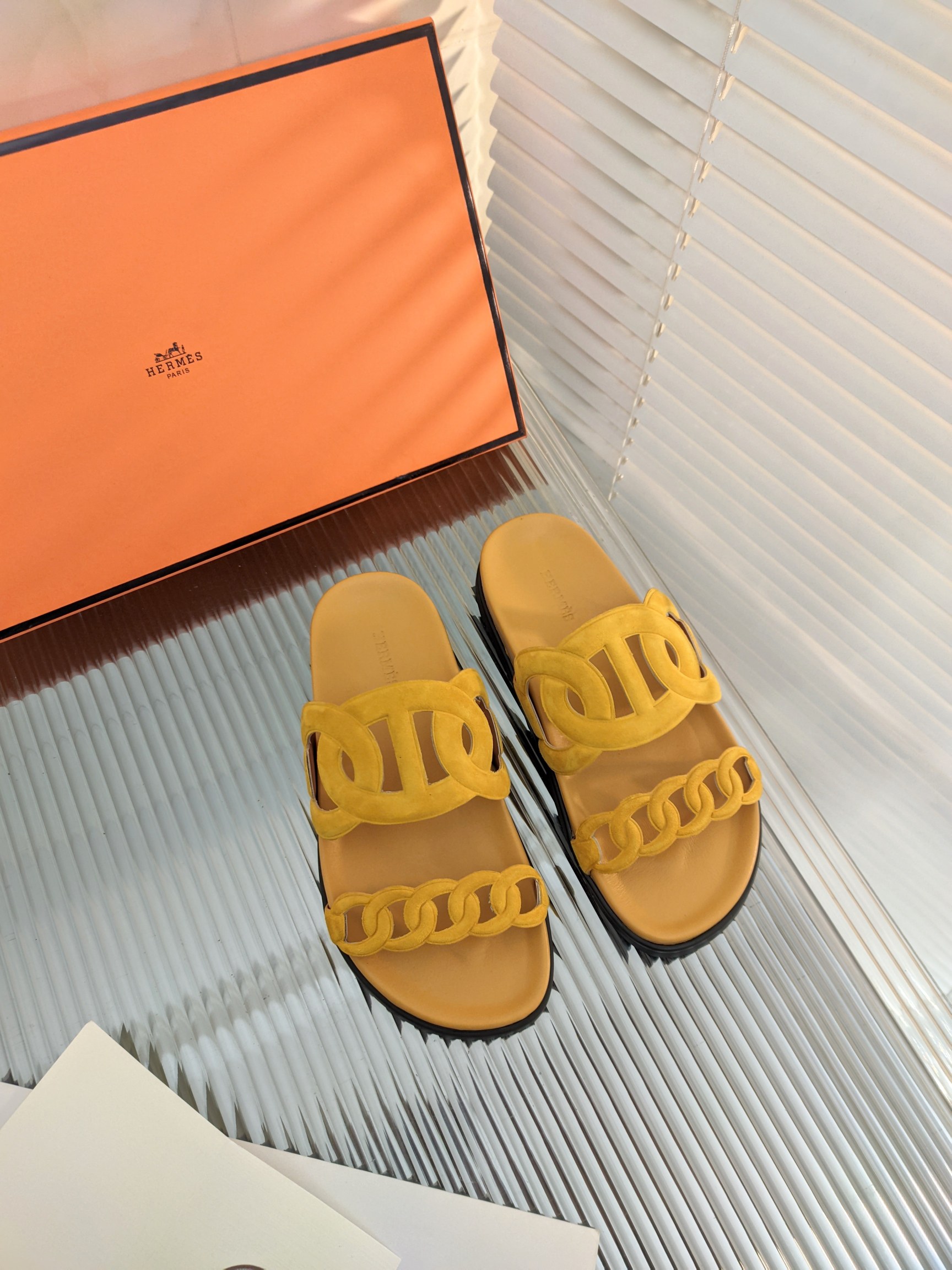H**mes sandals
