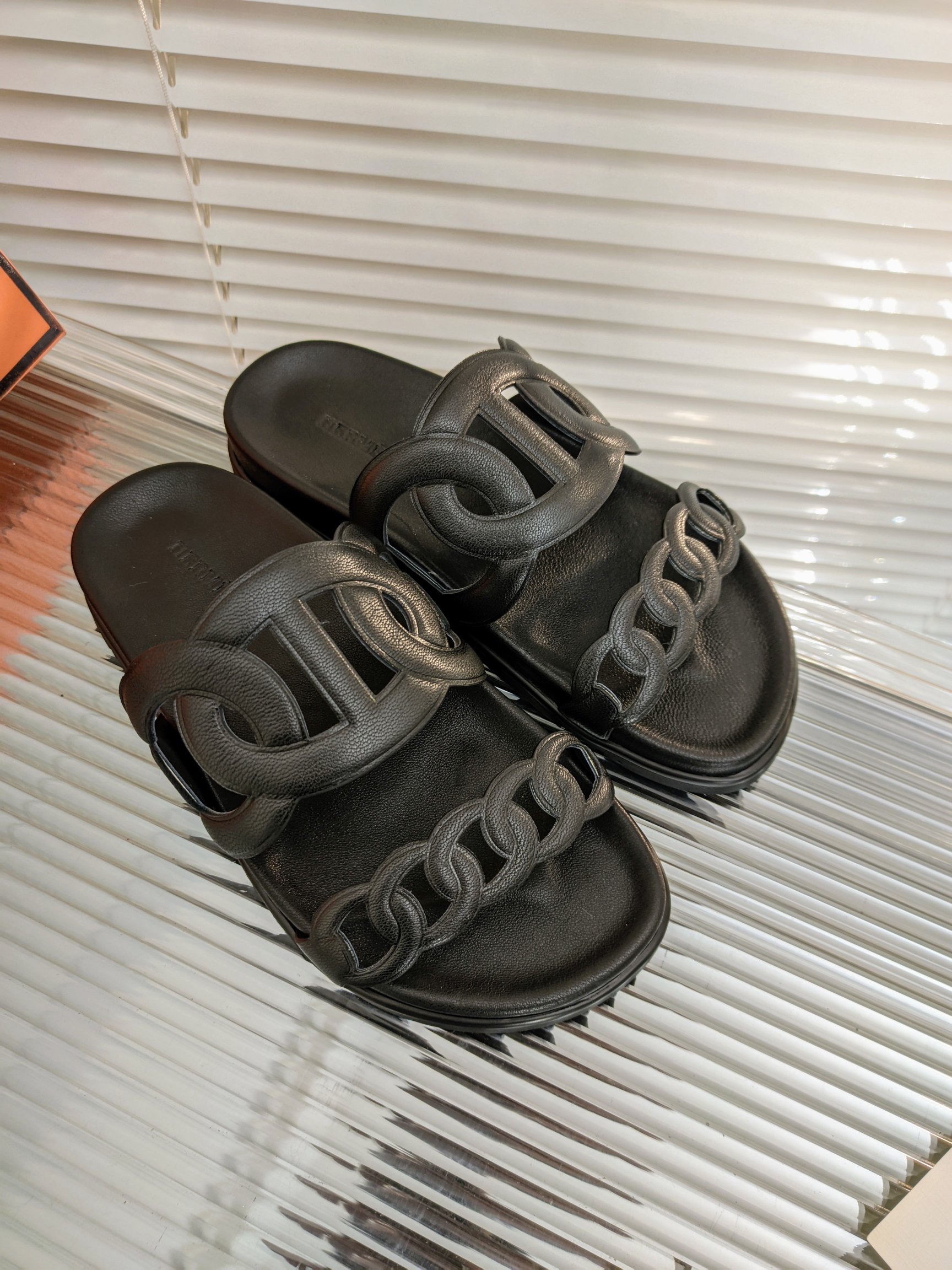 H**mes sandals