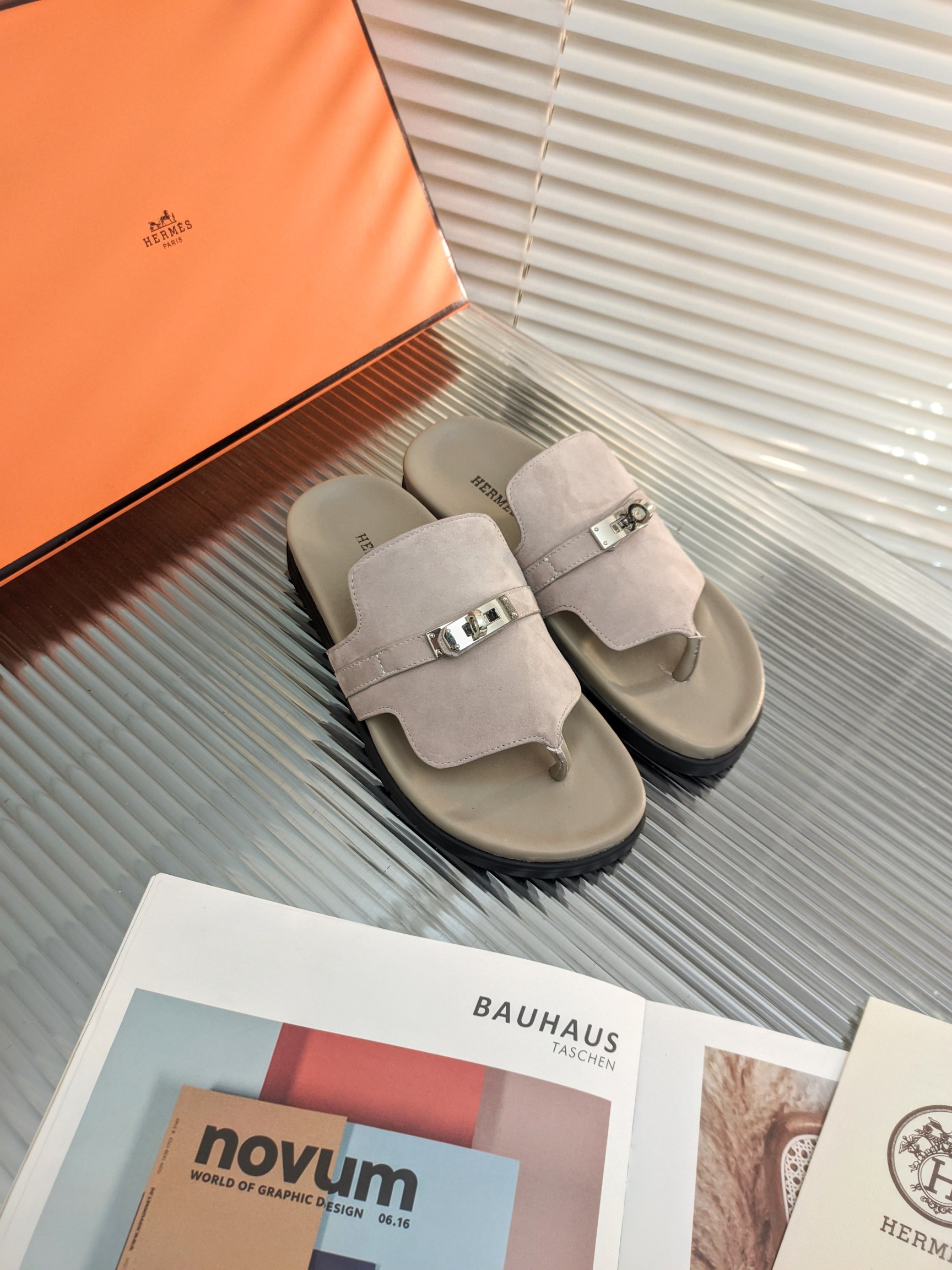 H**mes sandals