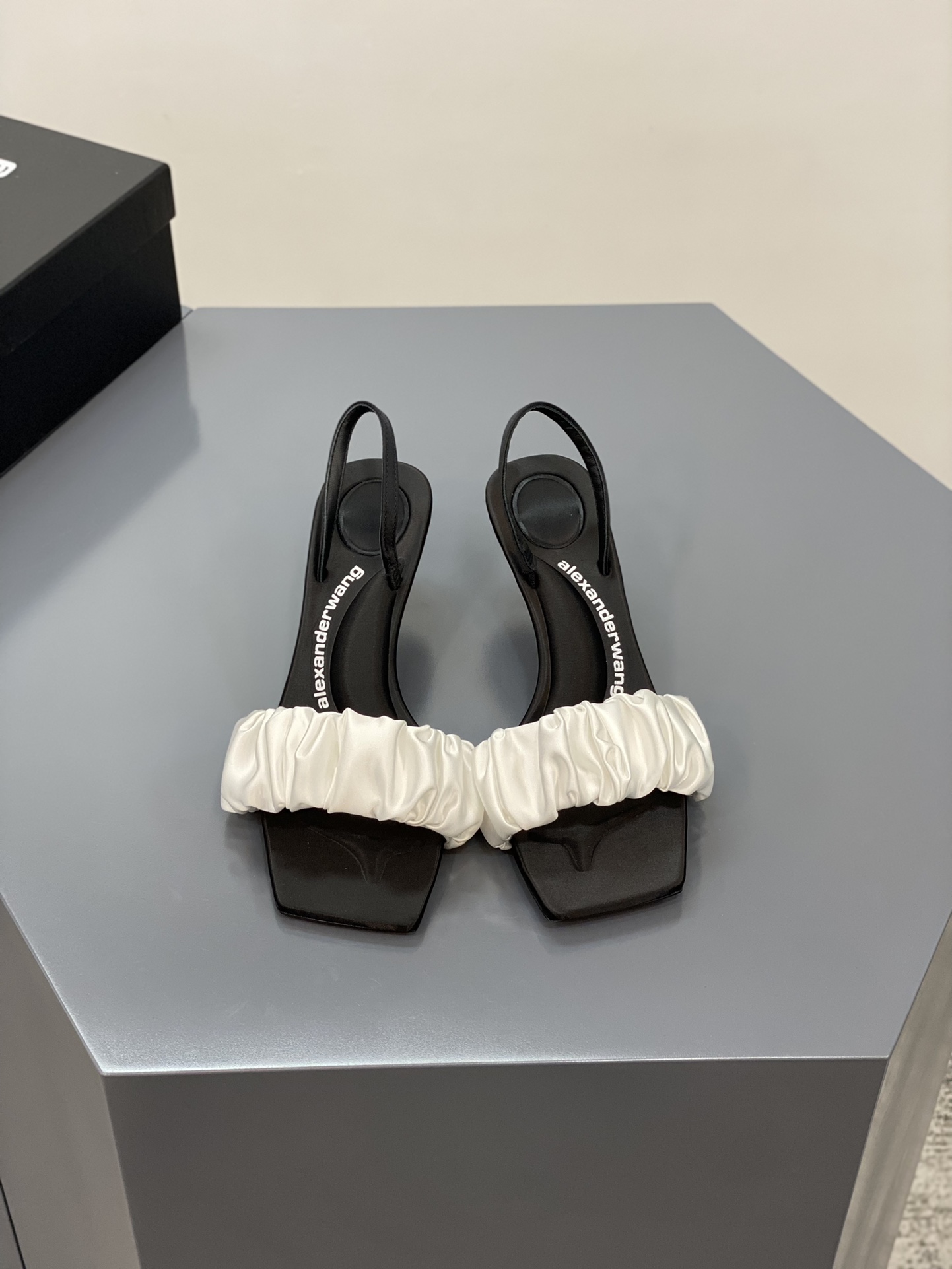 A1exa*der heels