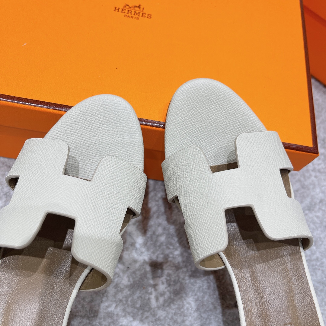 H**mes sandals