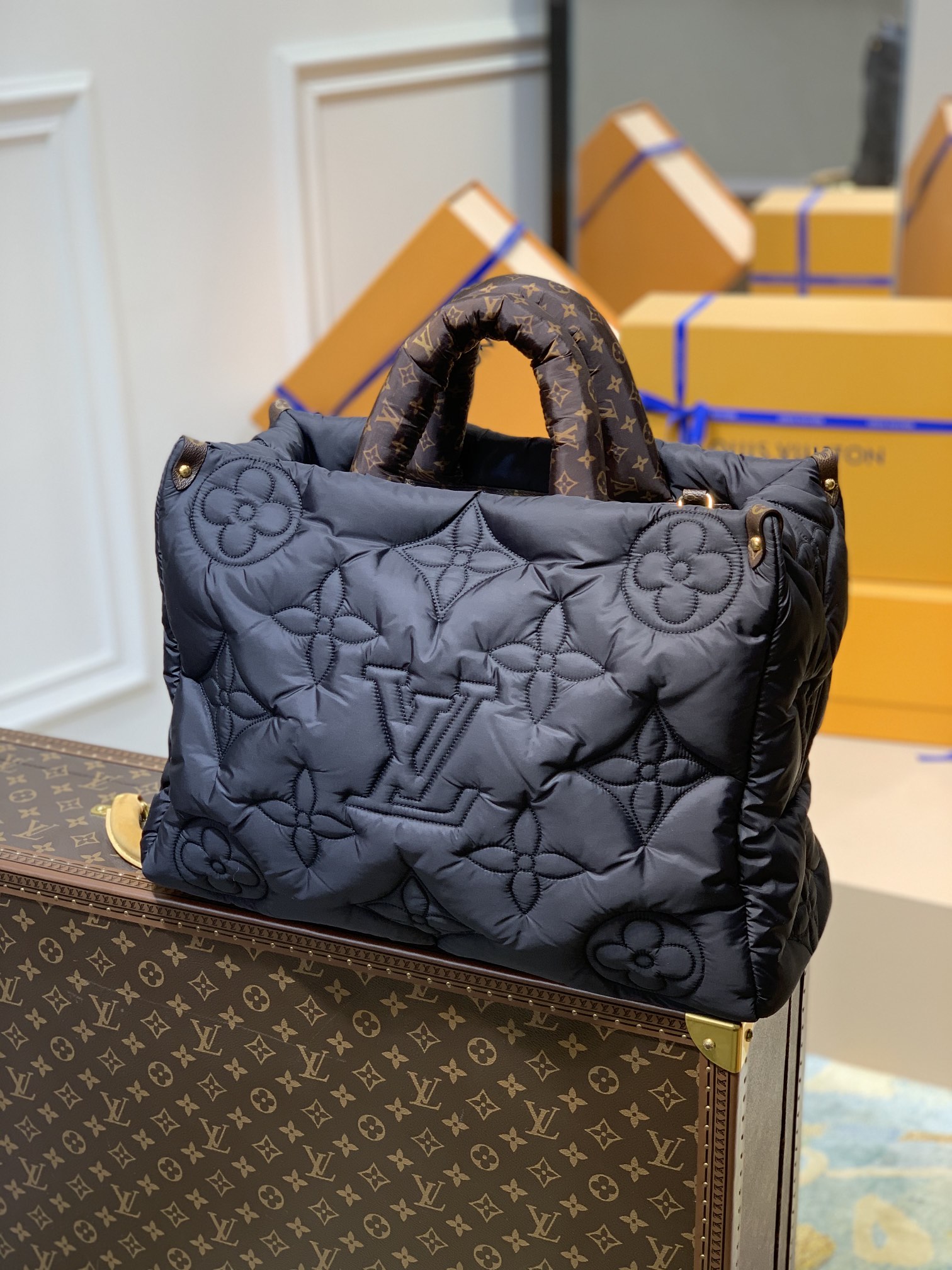 l0*is V*t0n onthego handbag-41*34*19cm