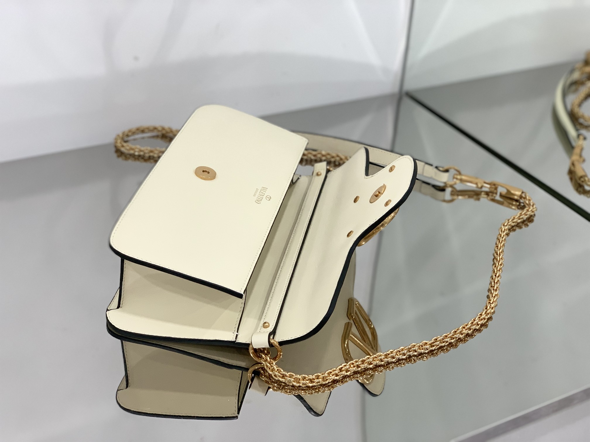 Va1e*ntin0 garavani locò shoulder bbag in calfskin with metallic vlogo-27*13*6cm