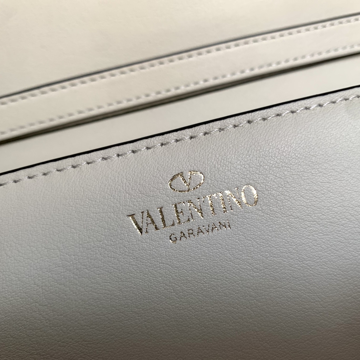 Va1e*ntin0 garavani locò shoulder bbag in calfskin with metallic vlogo-27*13*6cm