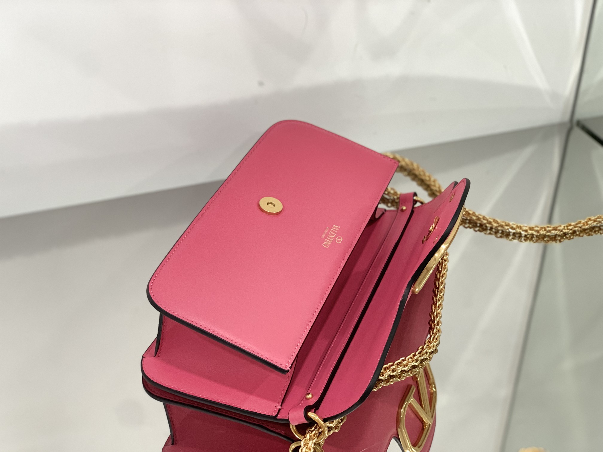 Va1e*ntin0 garavani locò shoulder bbag in calfskin with metallic vlogo-27*13*6cm