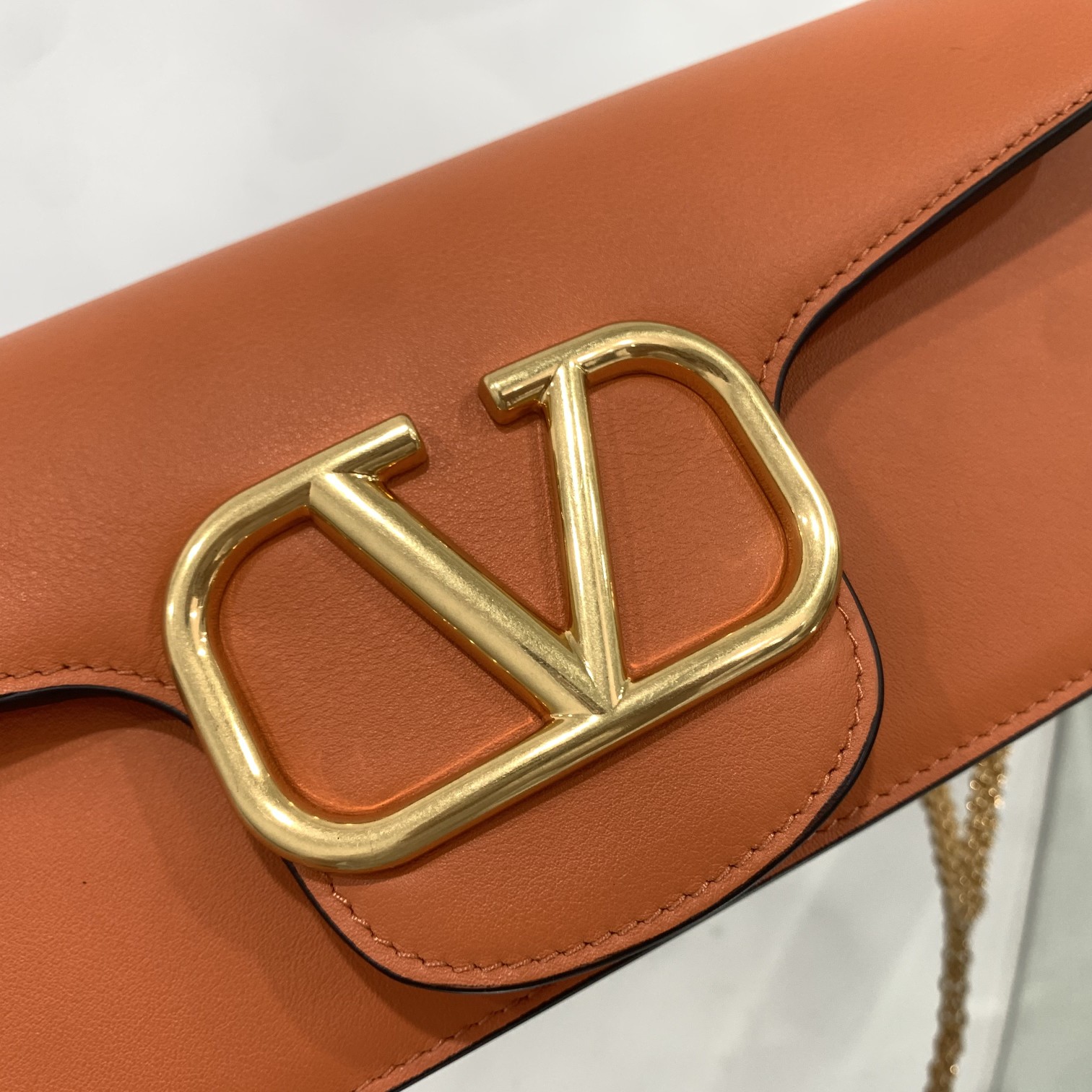 Va1e*ntin0 garavani locò shoulder bbag in calfskin with metallic vlogo-27*13*6cm
