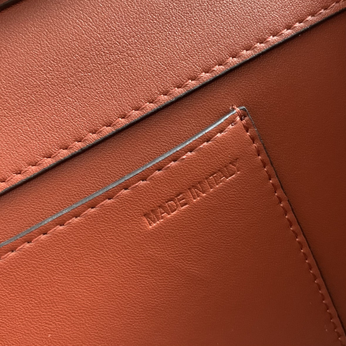 Va1e*ntin0 garavani locò shoulder bbag in calfskin with metallic vlogo-27*13*6cm